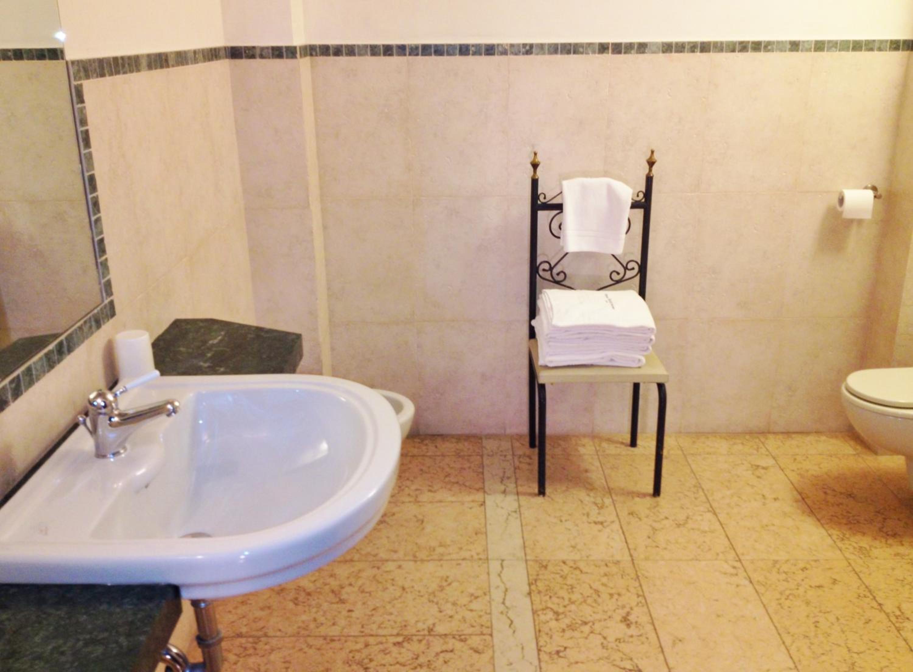 Double or Twin Room - Photo 4