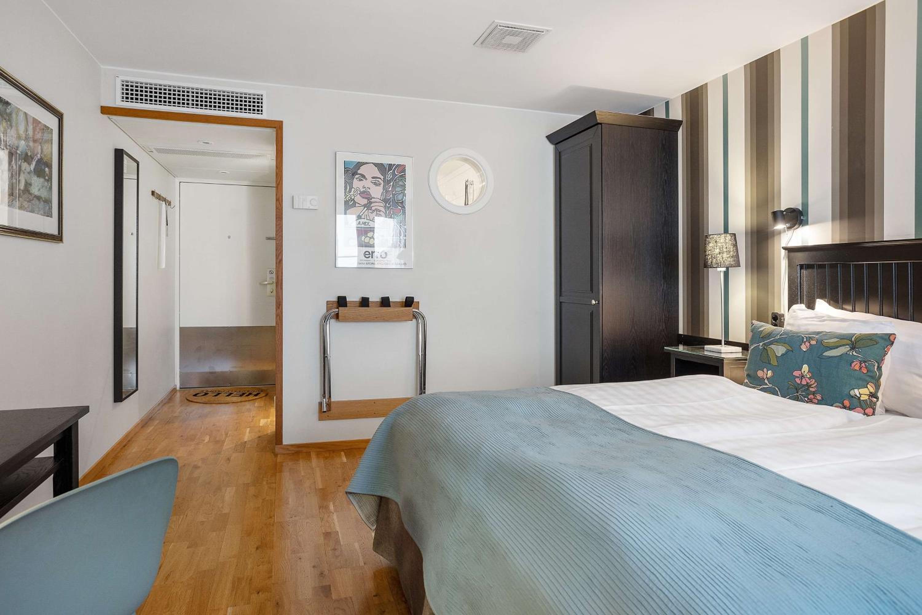 Business Queen Room - Non-Smoking/Top Floor - Photo 3