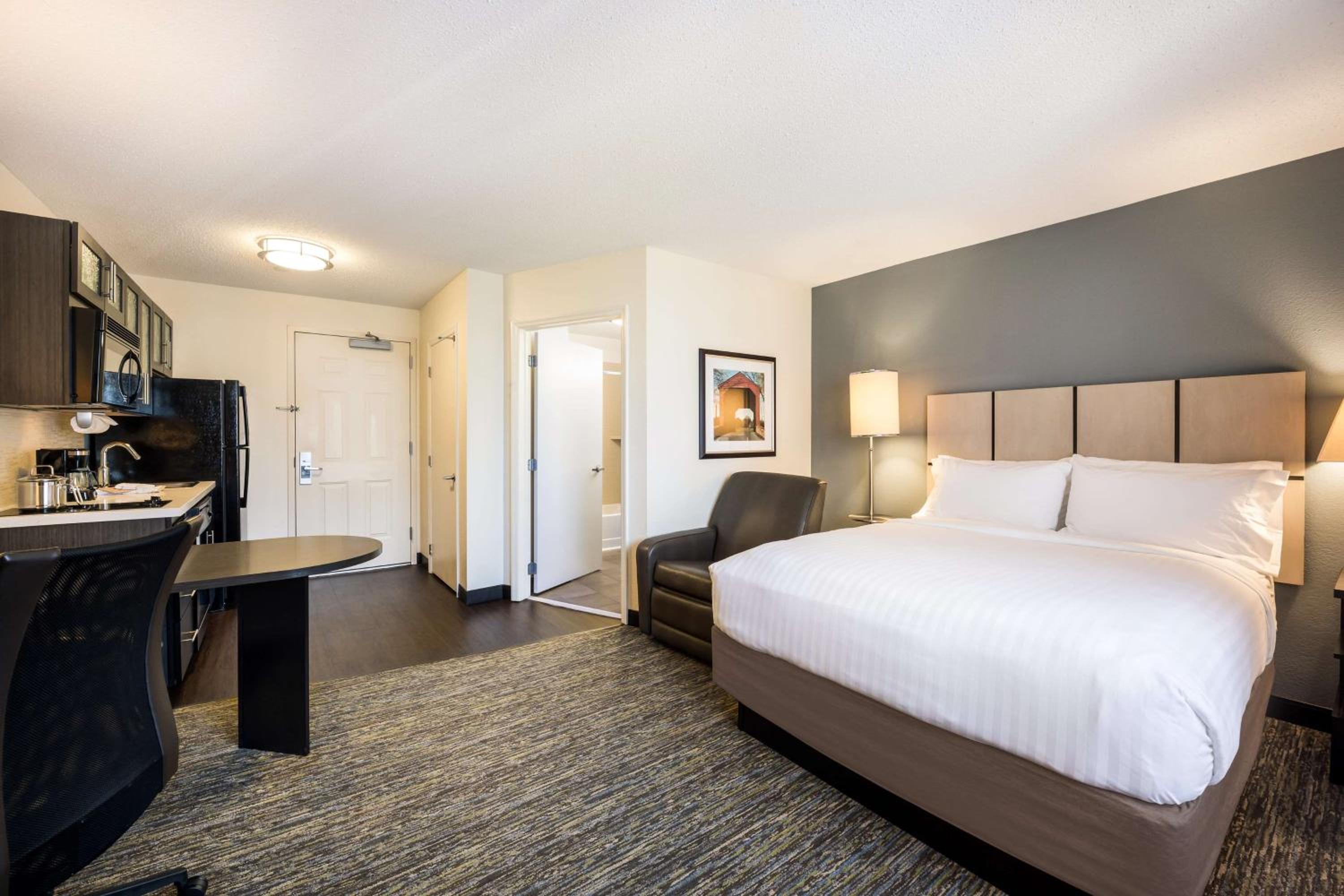 Studio Queen Suite with Roll-In Shower - Mobility Accessible photo 2