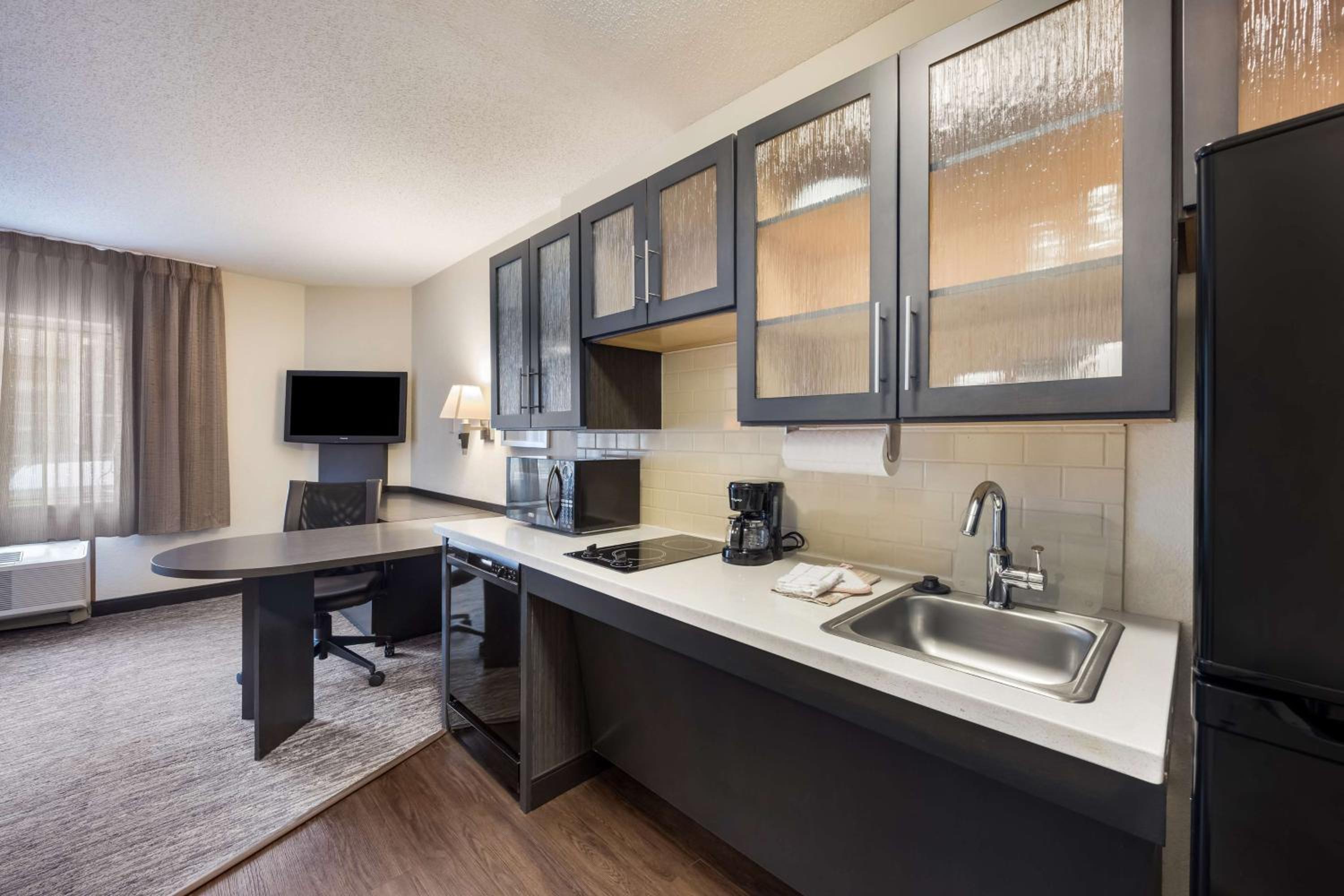Studio Queen Suite - Photo 4