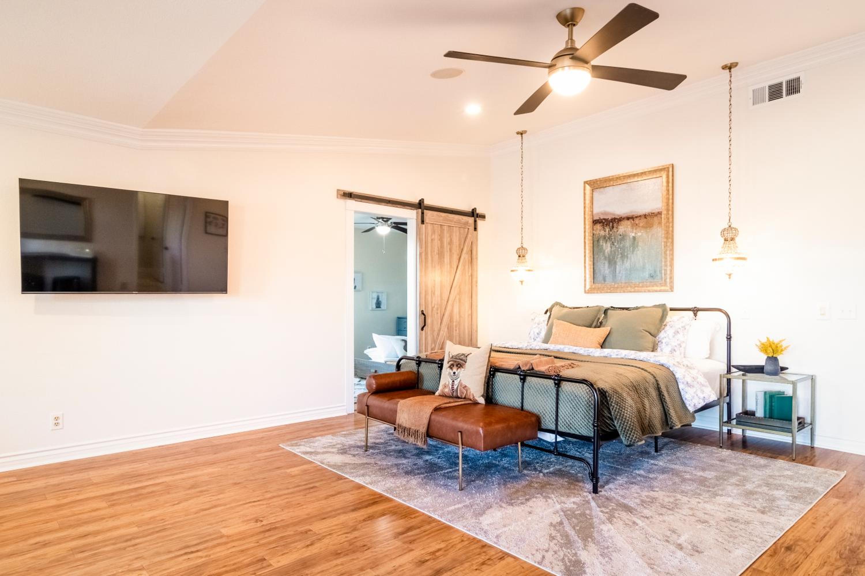 Six-Bedroom House photo 1