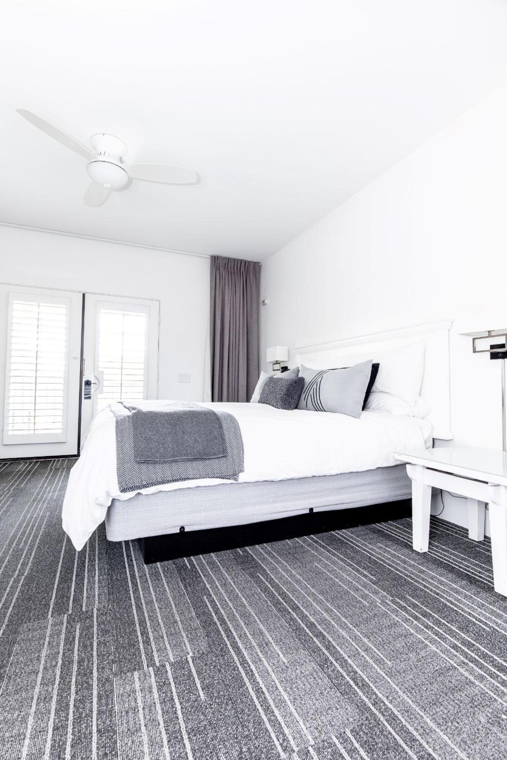 Deluxe King Room with Fireplace - Photo 6