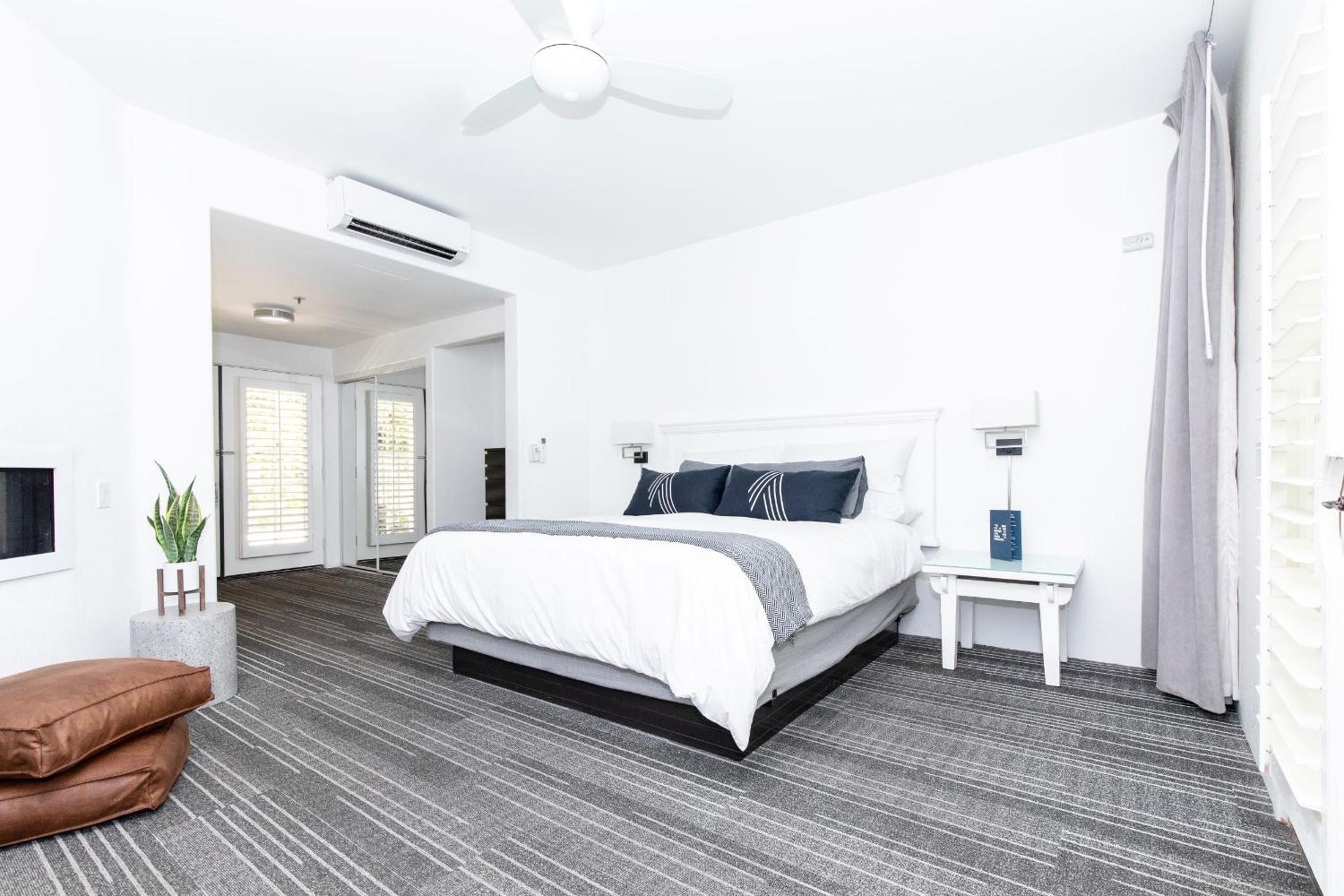 Deluxe King Room with Patio and Fireplace - Photo 4