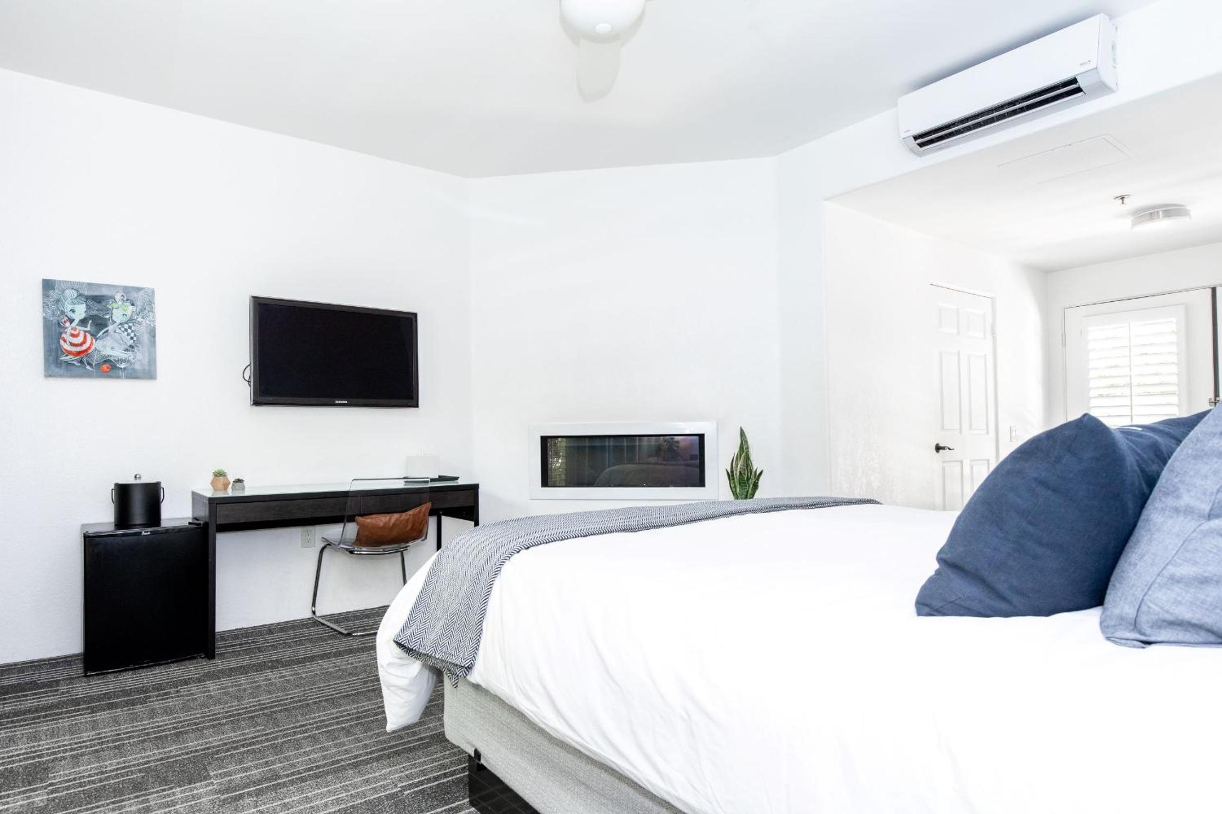 Deluxe King Room with Patio and Fireplace - Photo 10