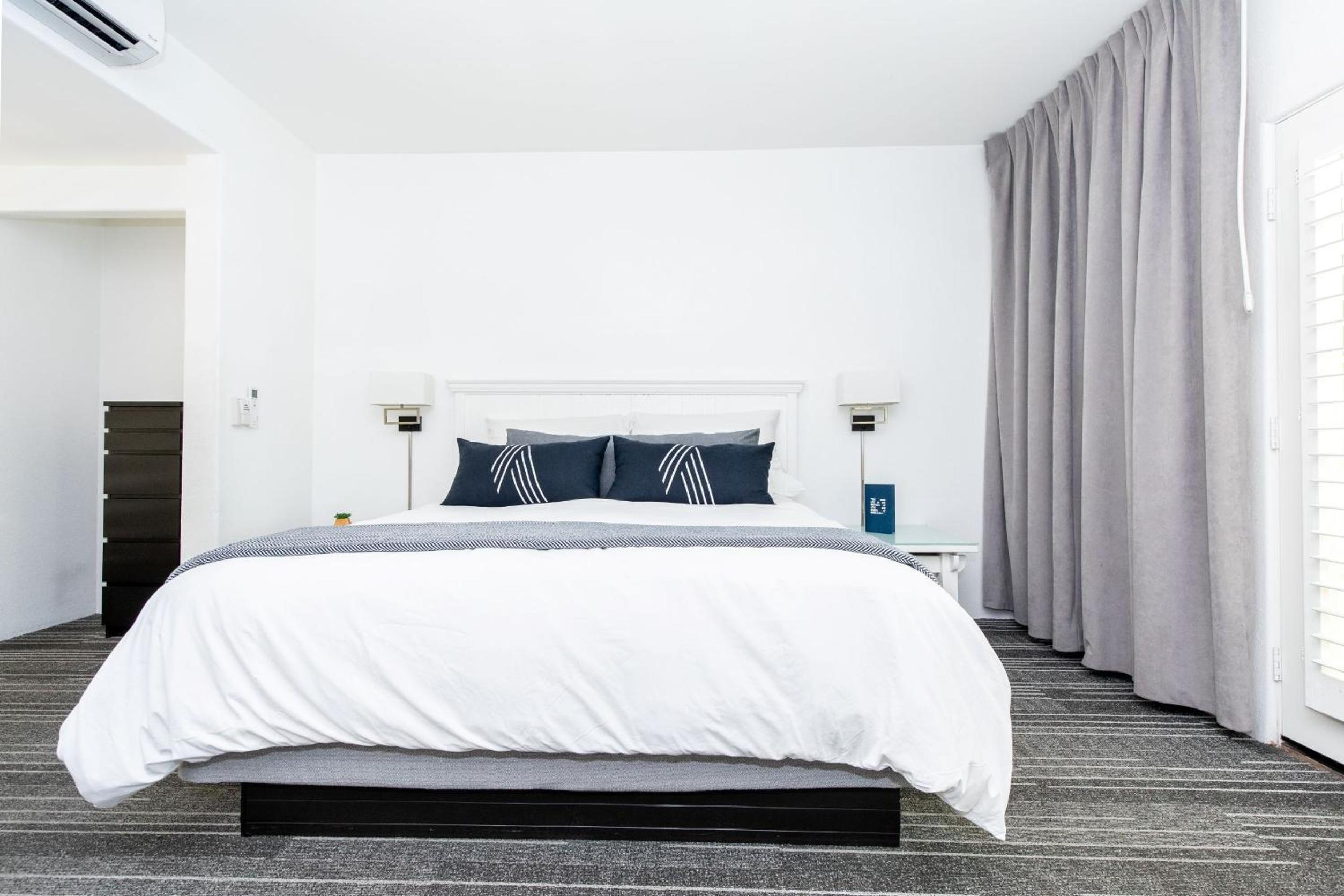 Deluxe King Room with Patio and Fireplace - Photo 7