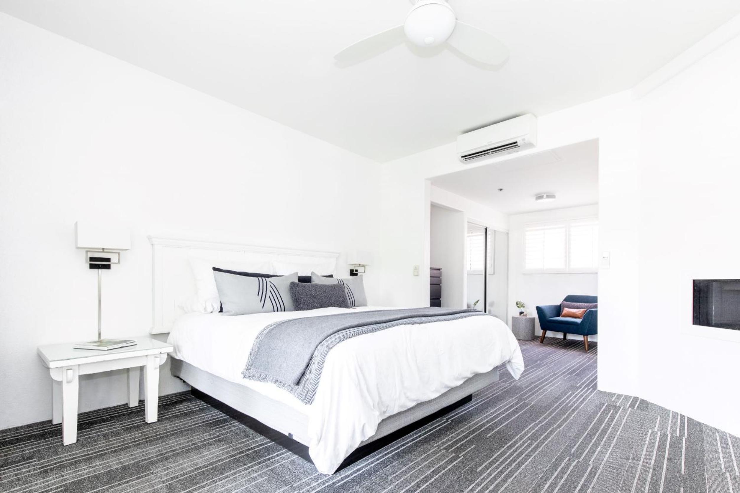 Deluxe King Room with Fireplace - Photo 3