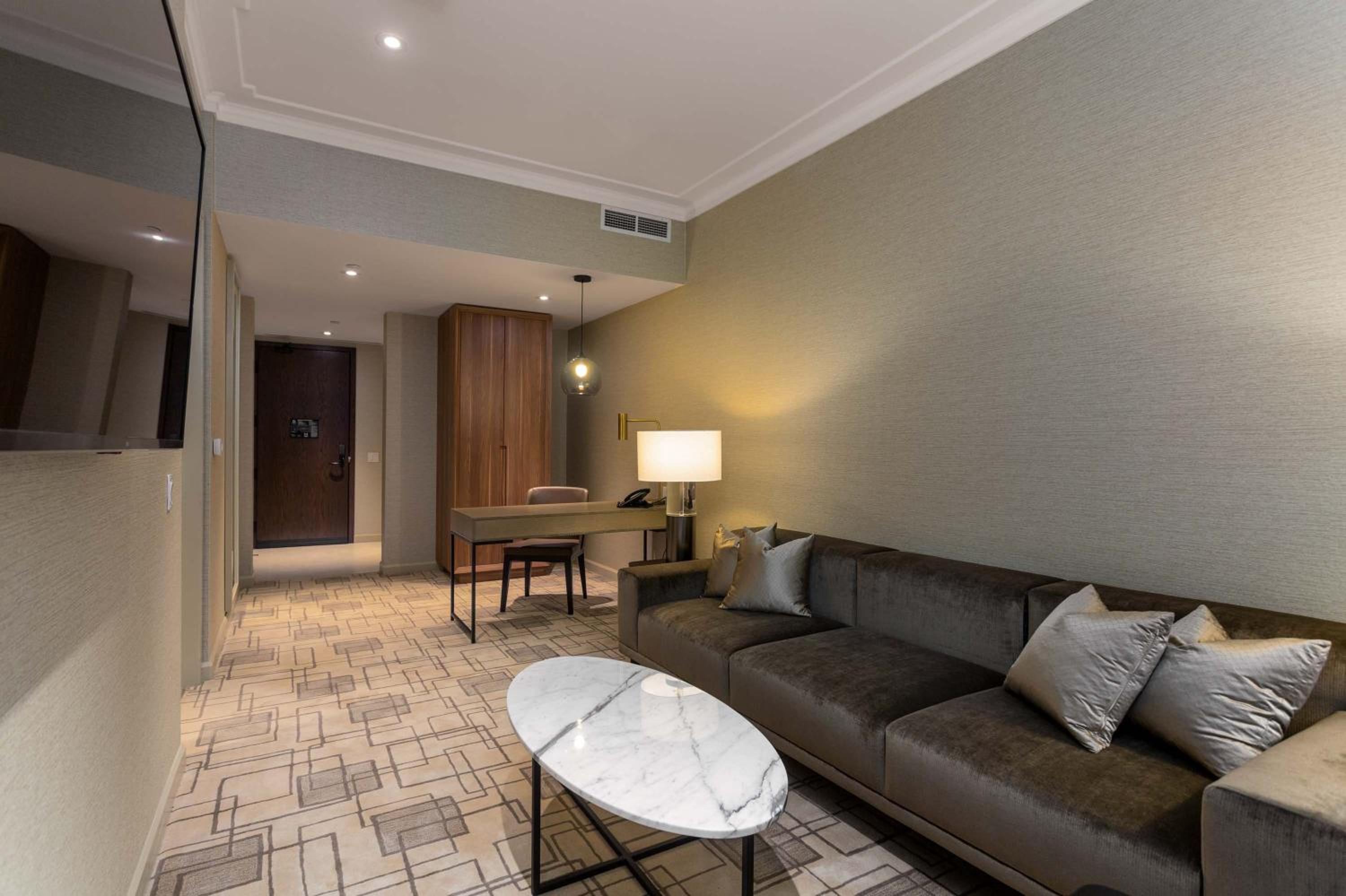 One Bedroom Royal Suite - 1 King Bed