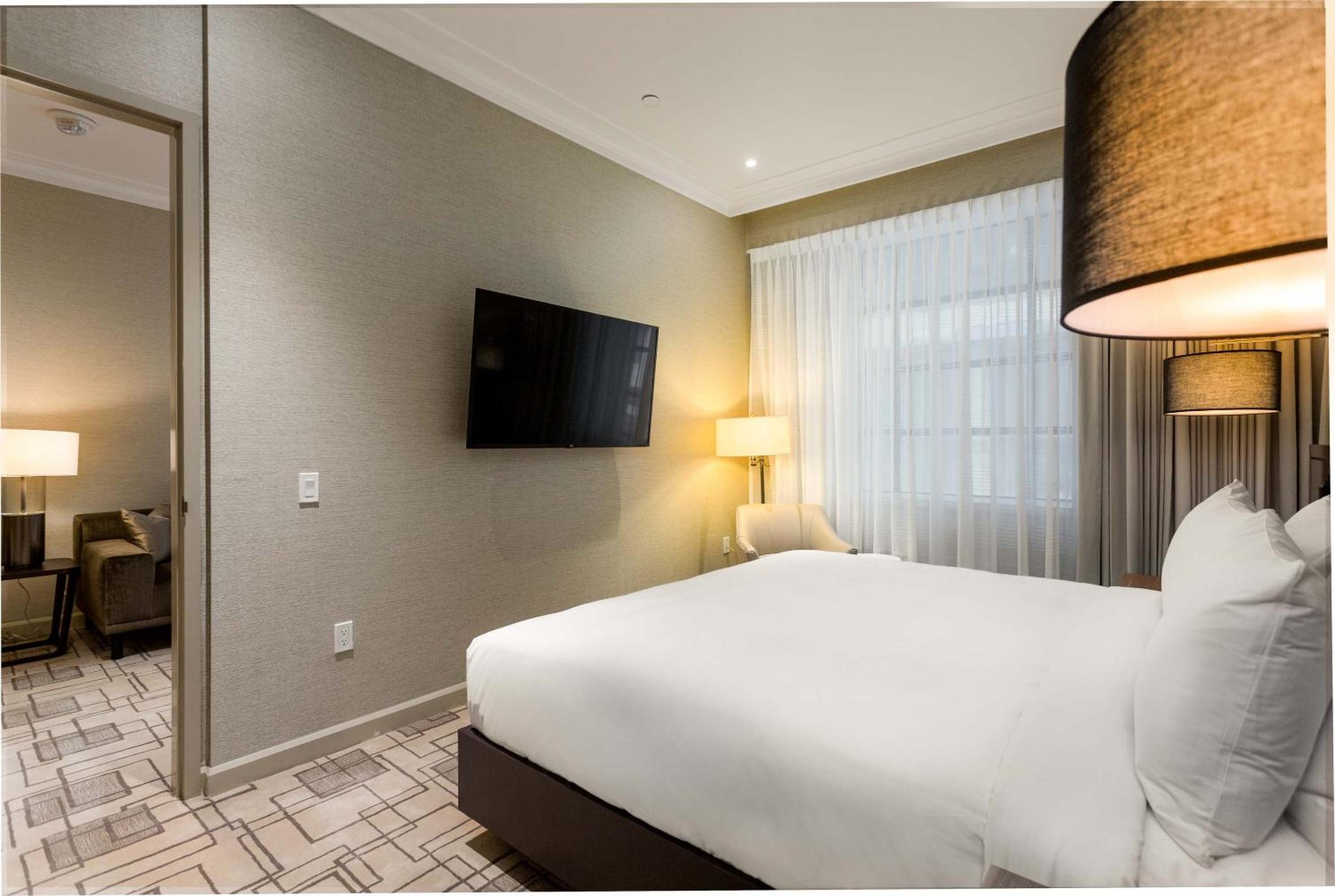 One Bedroom Royal Suite - 1 King Bed