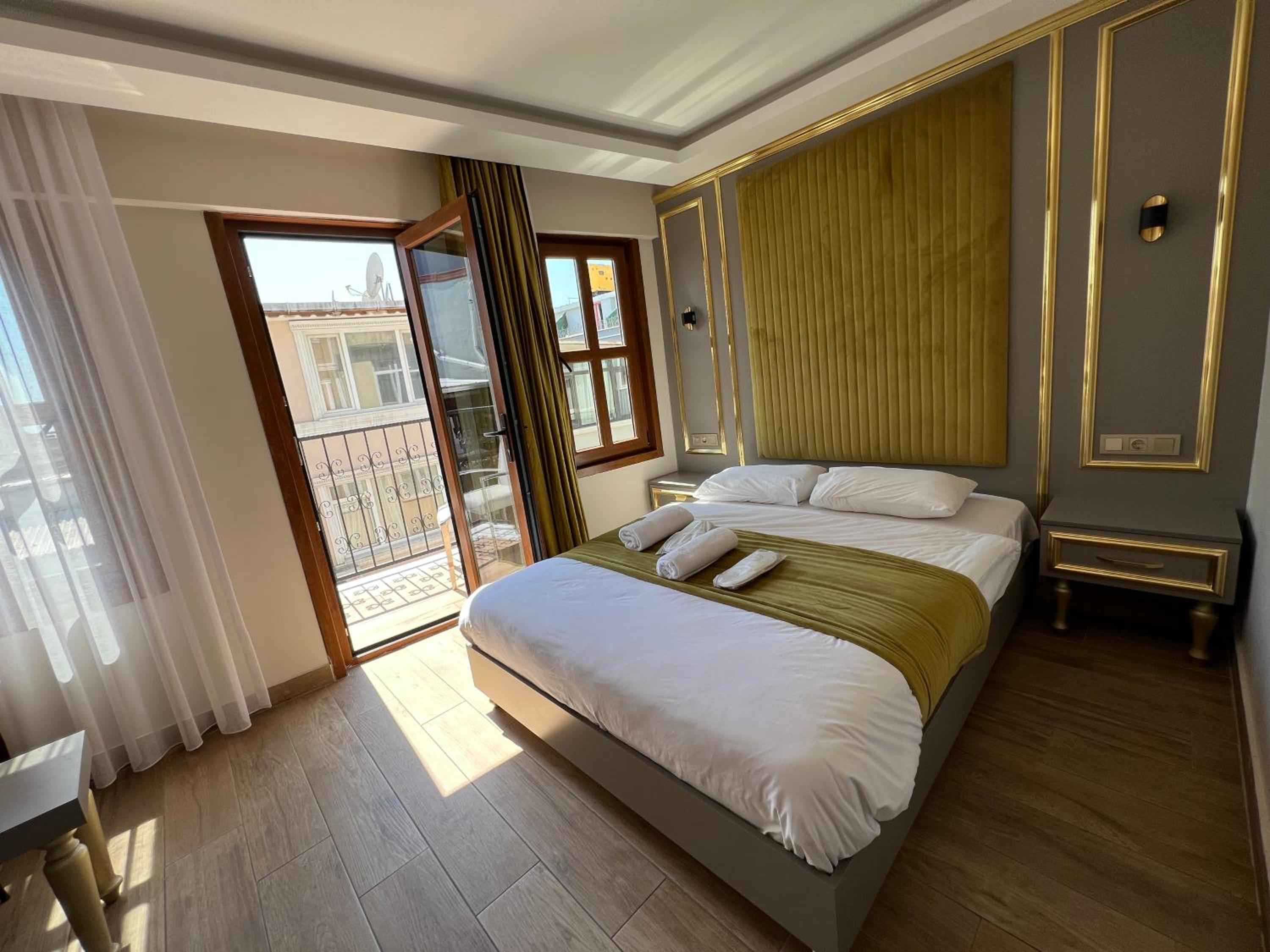 Deluxe Double Room with Balcony photo 3