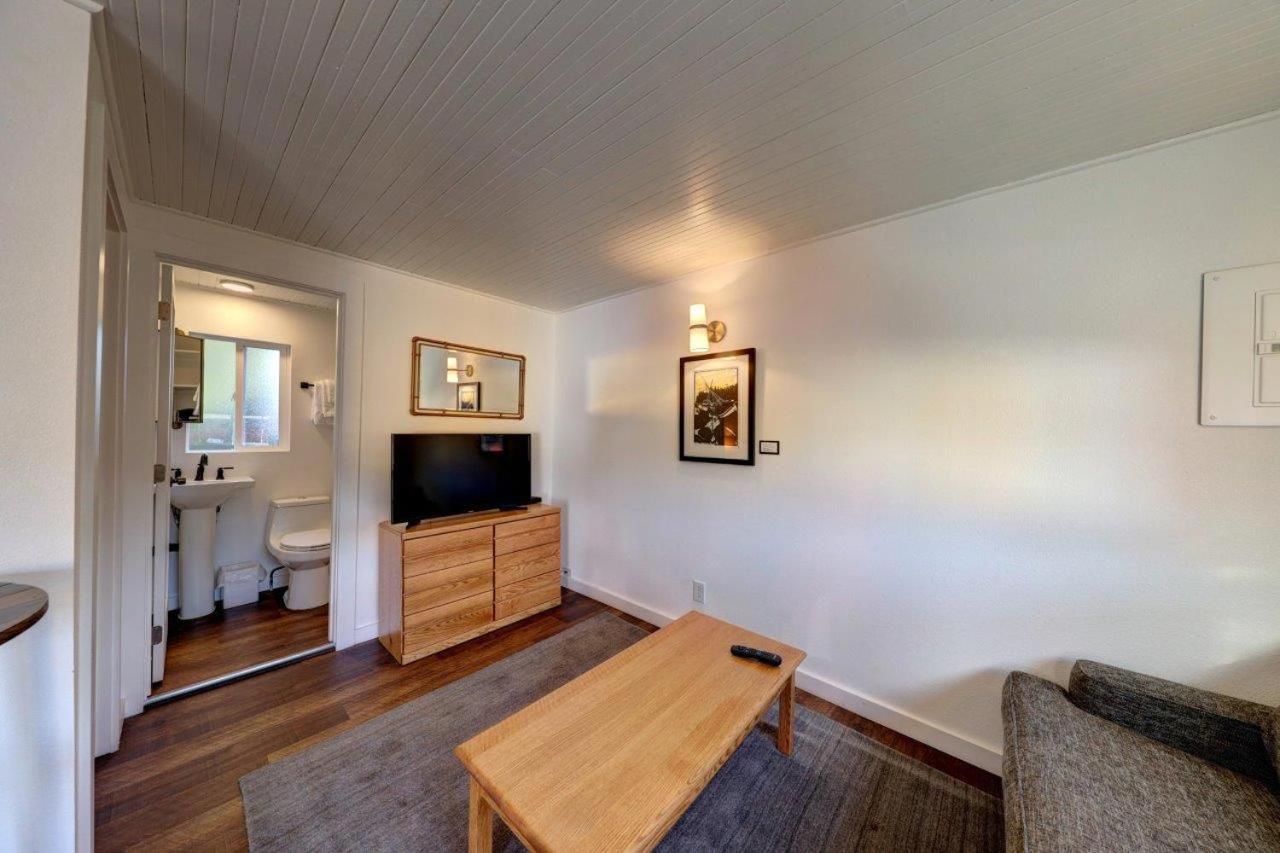 Deluxe Queen Suite