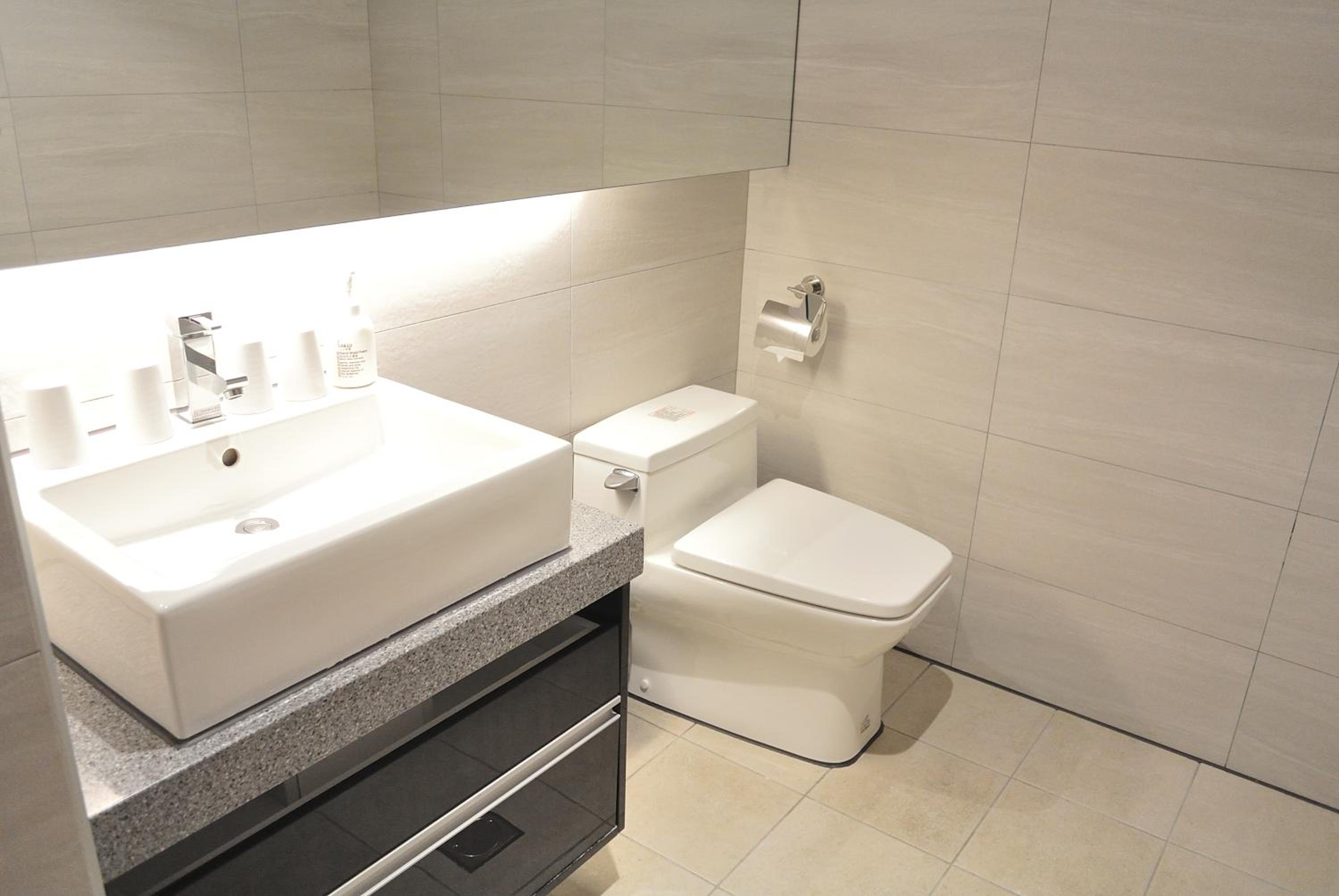 Deluxe Family Room with Bathtub photo 2