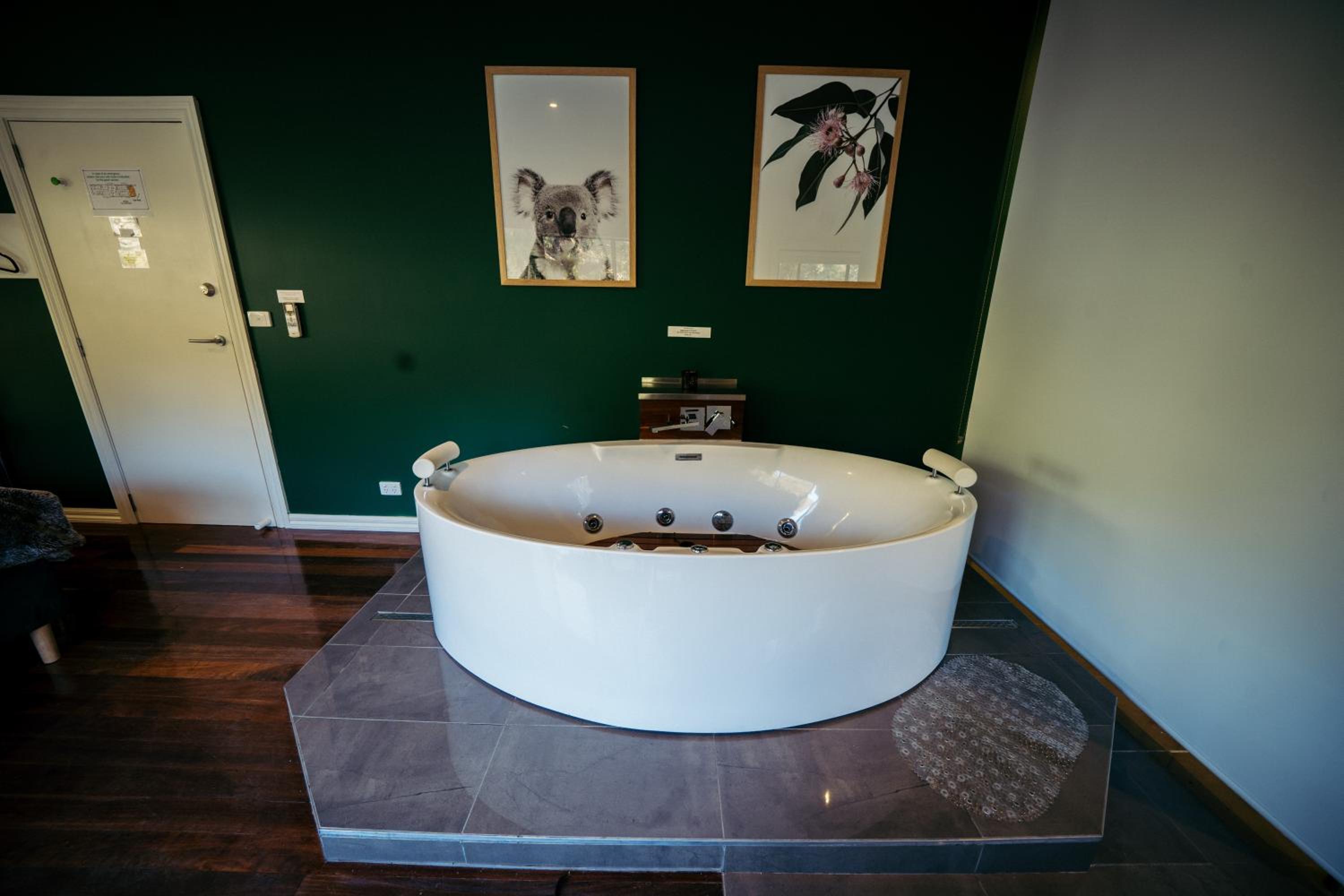 King Suite with Spa Bath photo 2