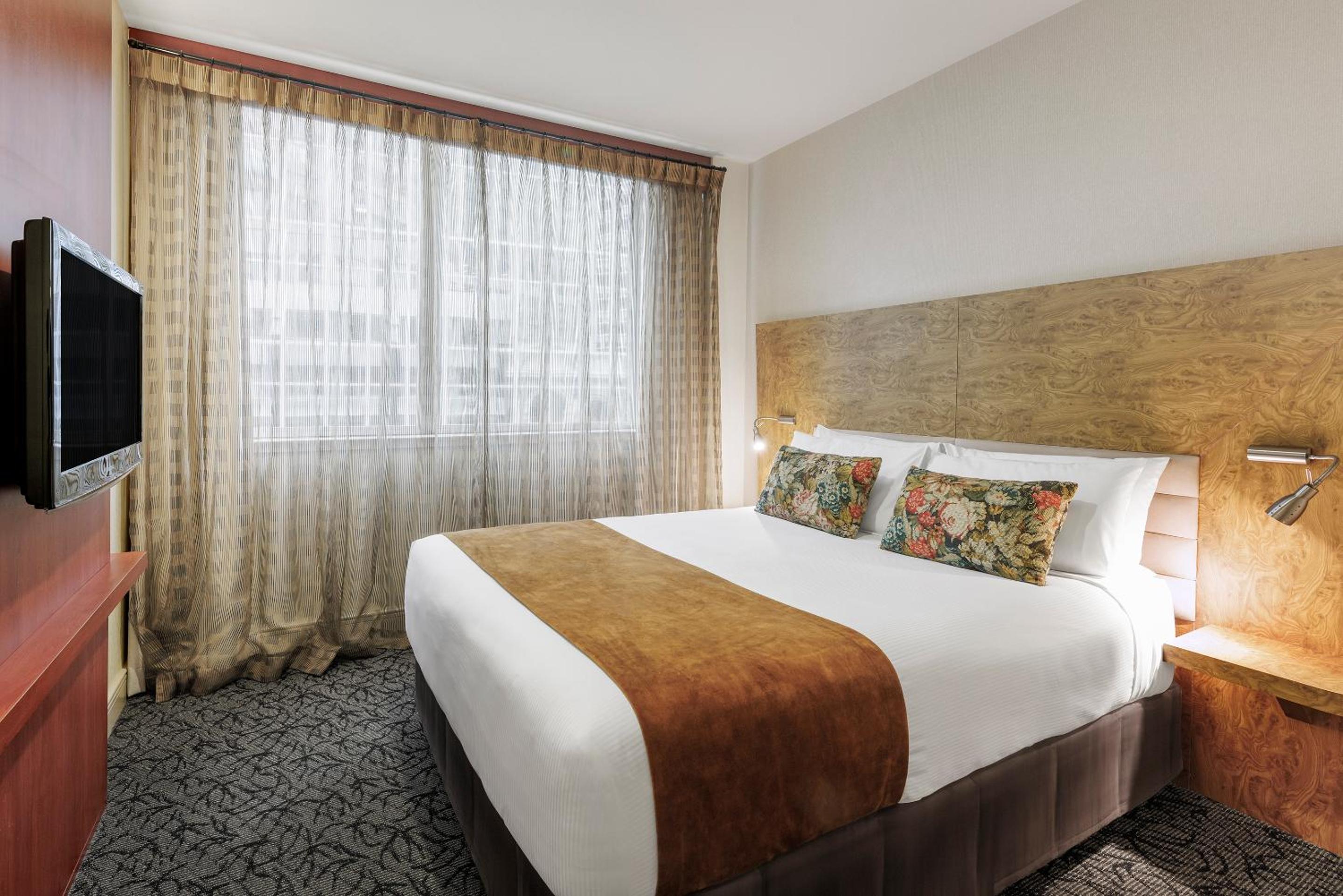 Executive Two-Bedroom Suite With One Queen And Two Single Beds - Photo 1