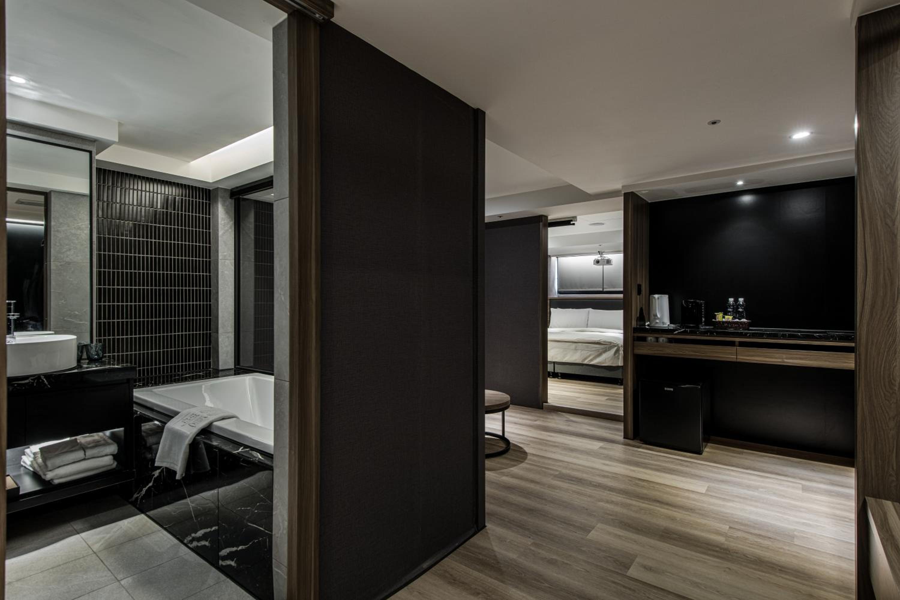 Superior Suite - Photo 13
