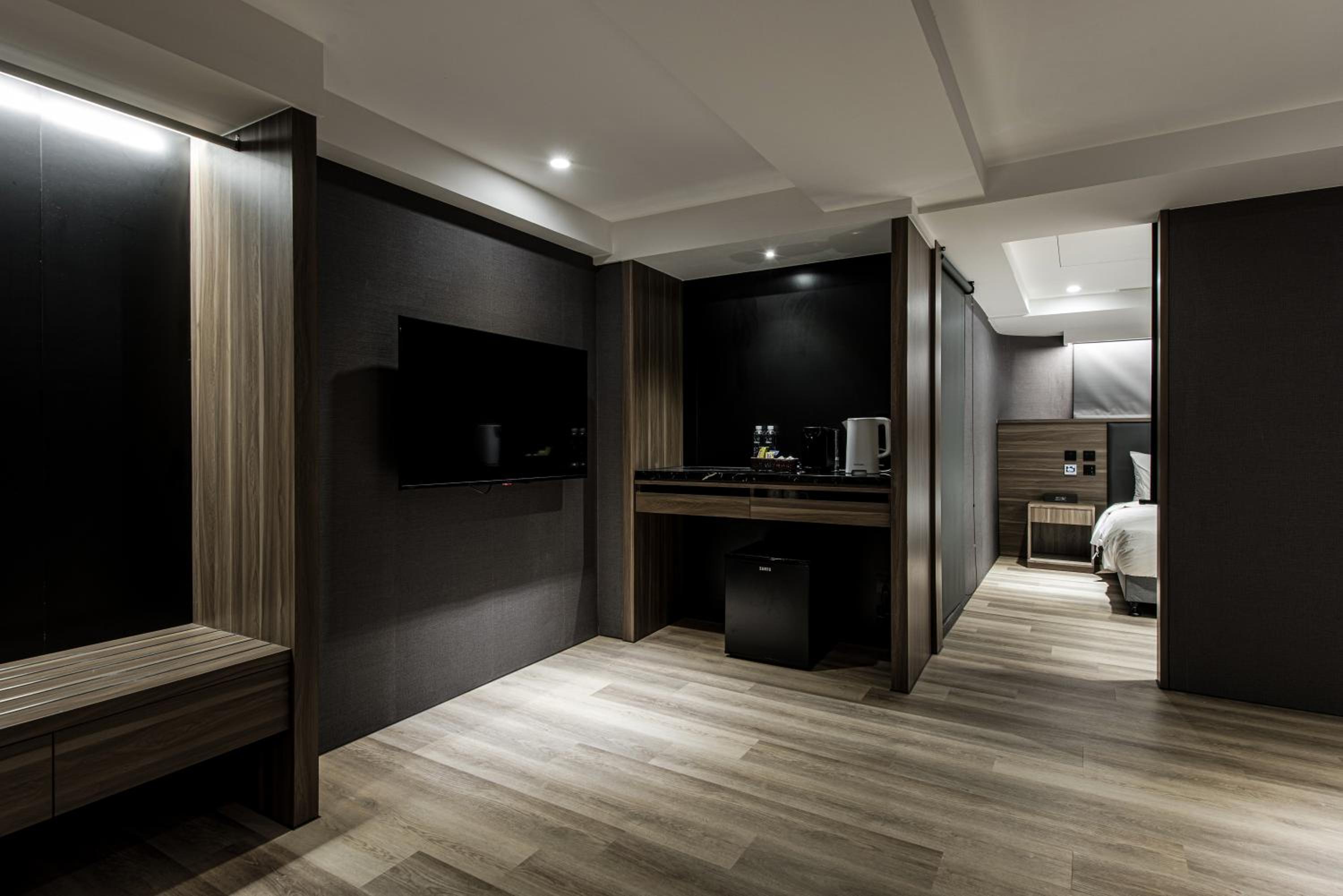 Superior Suite - Photo 15
