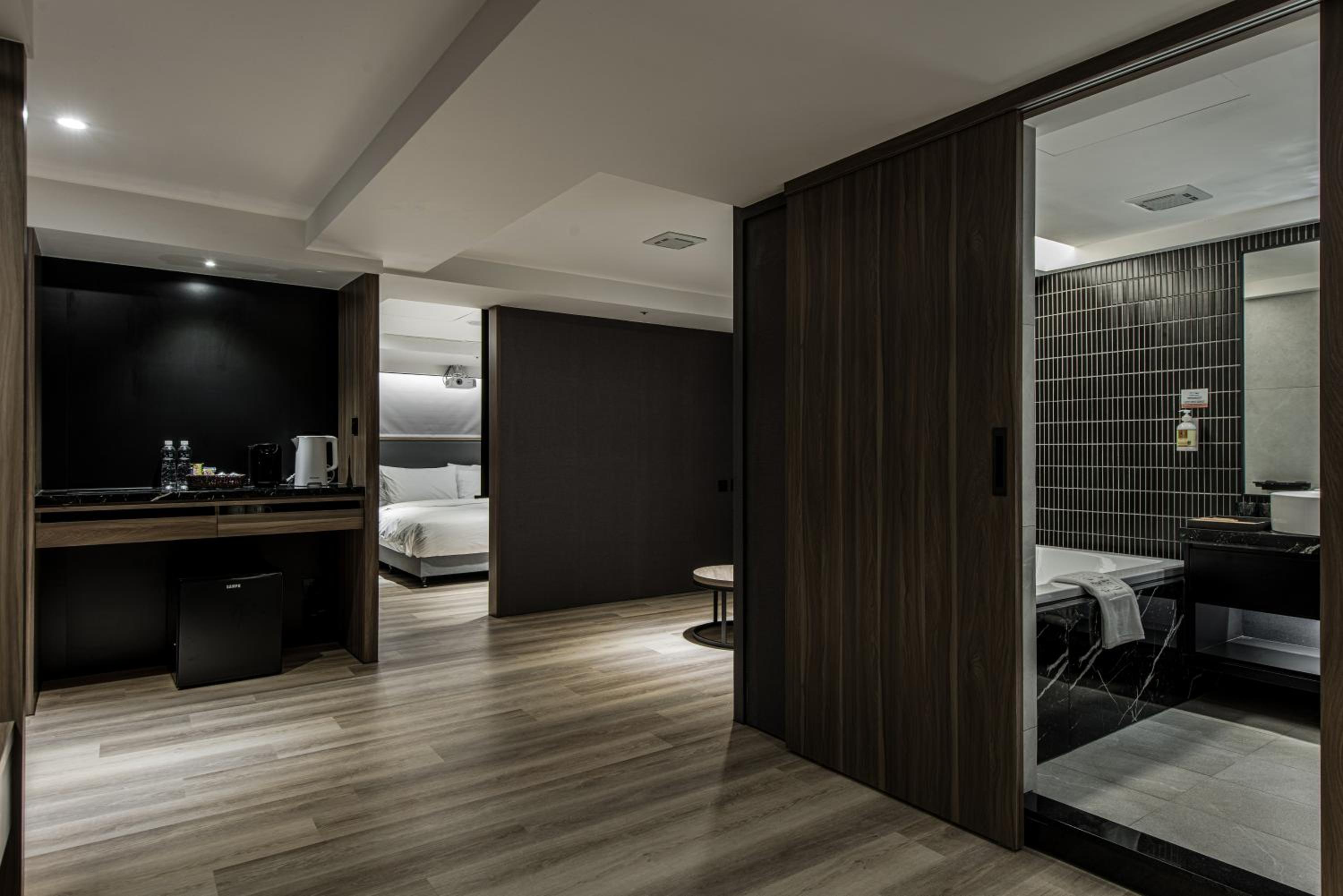Superior Suite - Photo 12