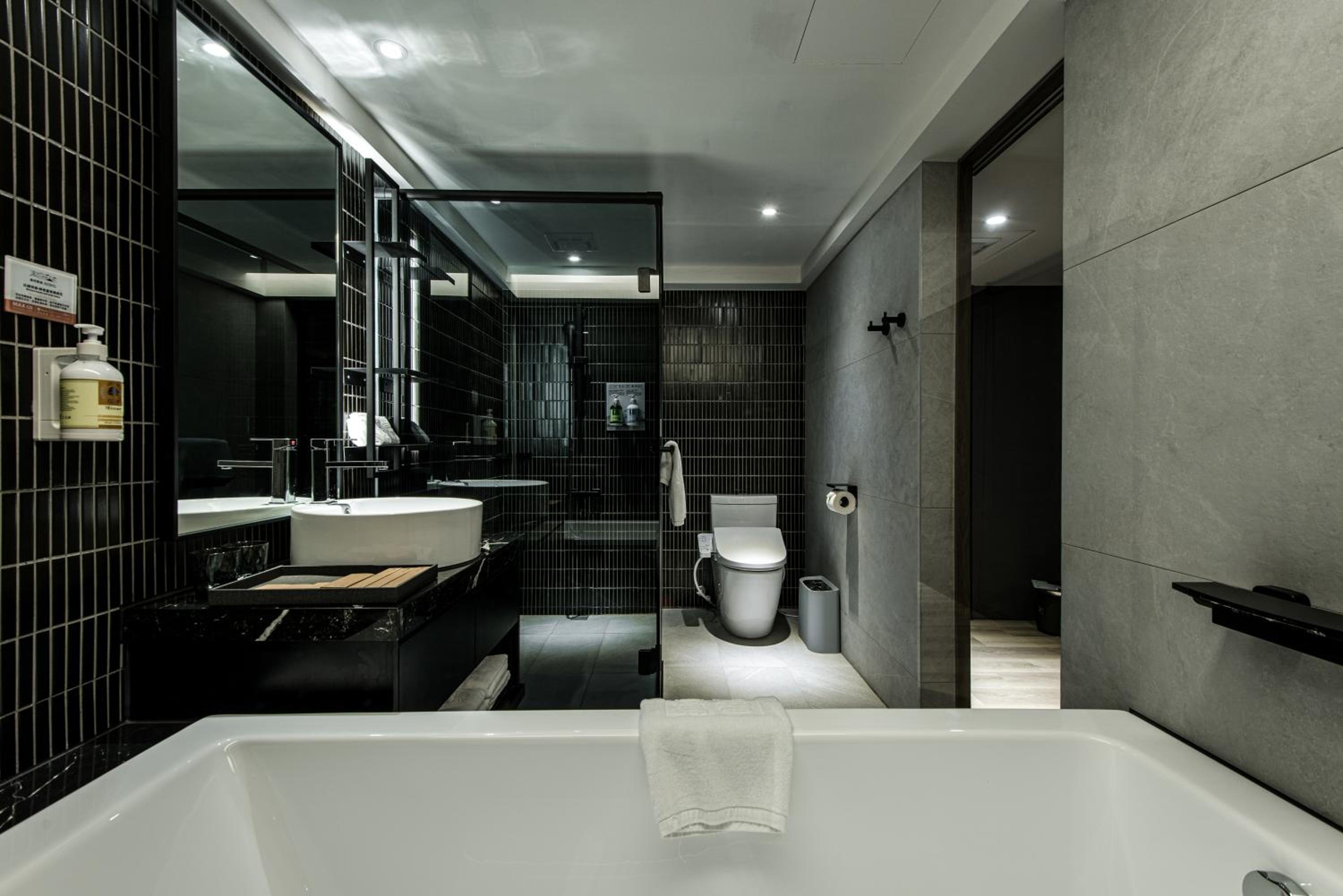 Superior Suite - Photo 5