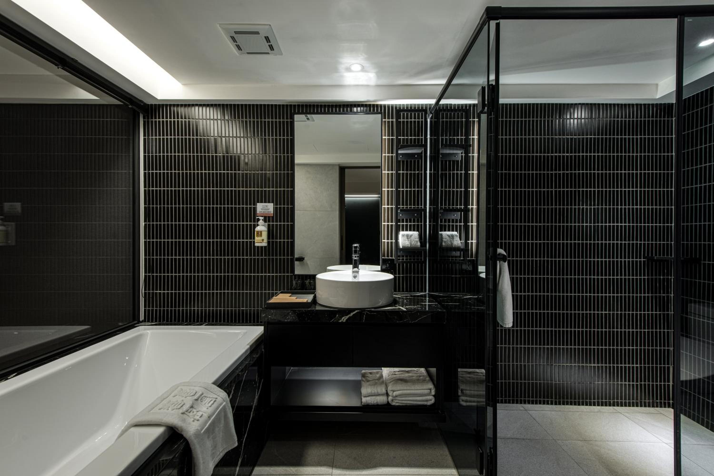 Superior Suite - Photo 14