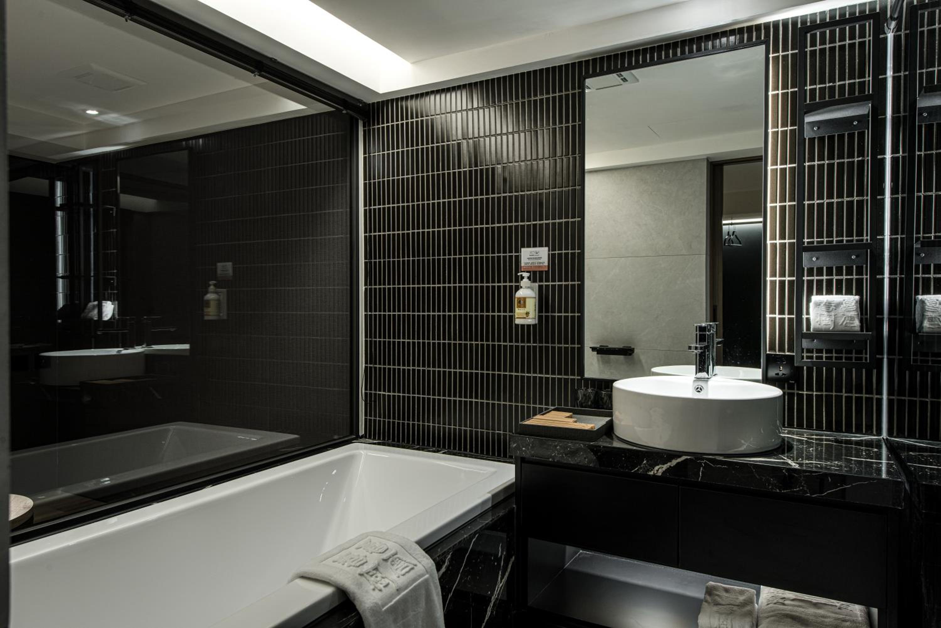 Superior Suite - Photo 10