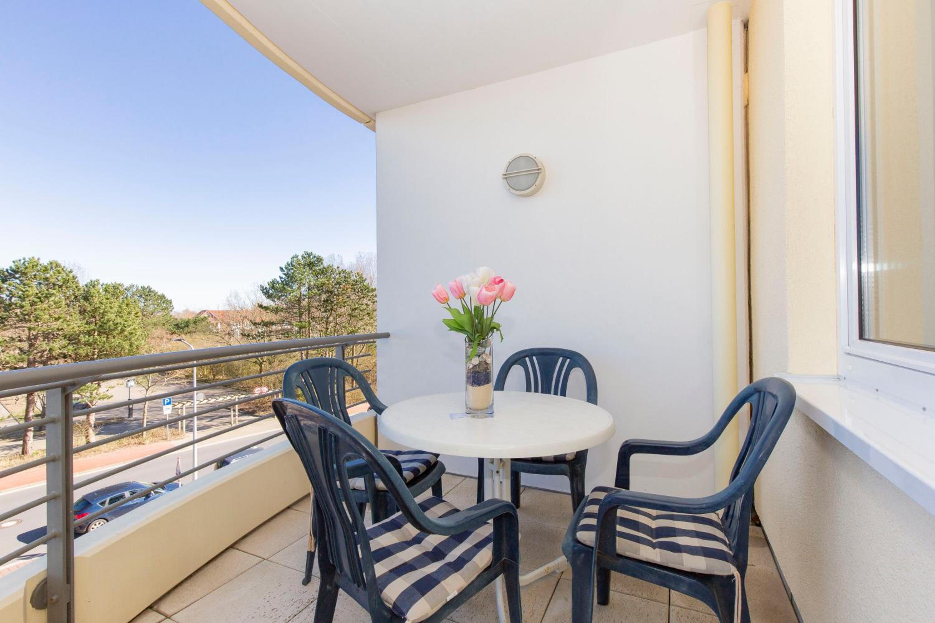 Apartment with Balcony photo 2