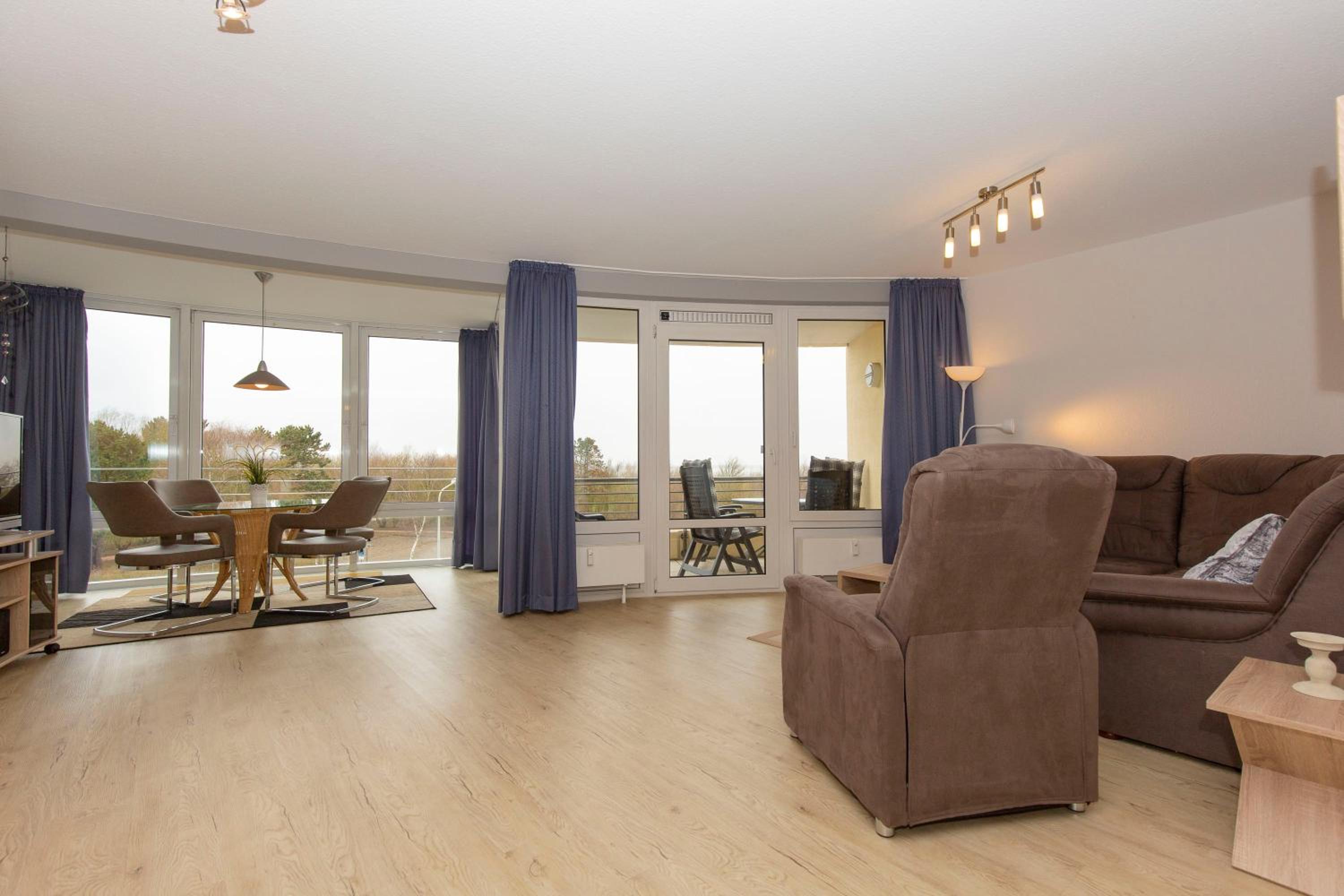 Apartment with Balcony photo 2