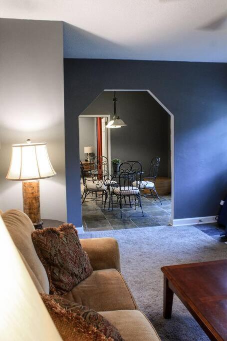 One-Bedroom Apartment photo 1