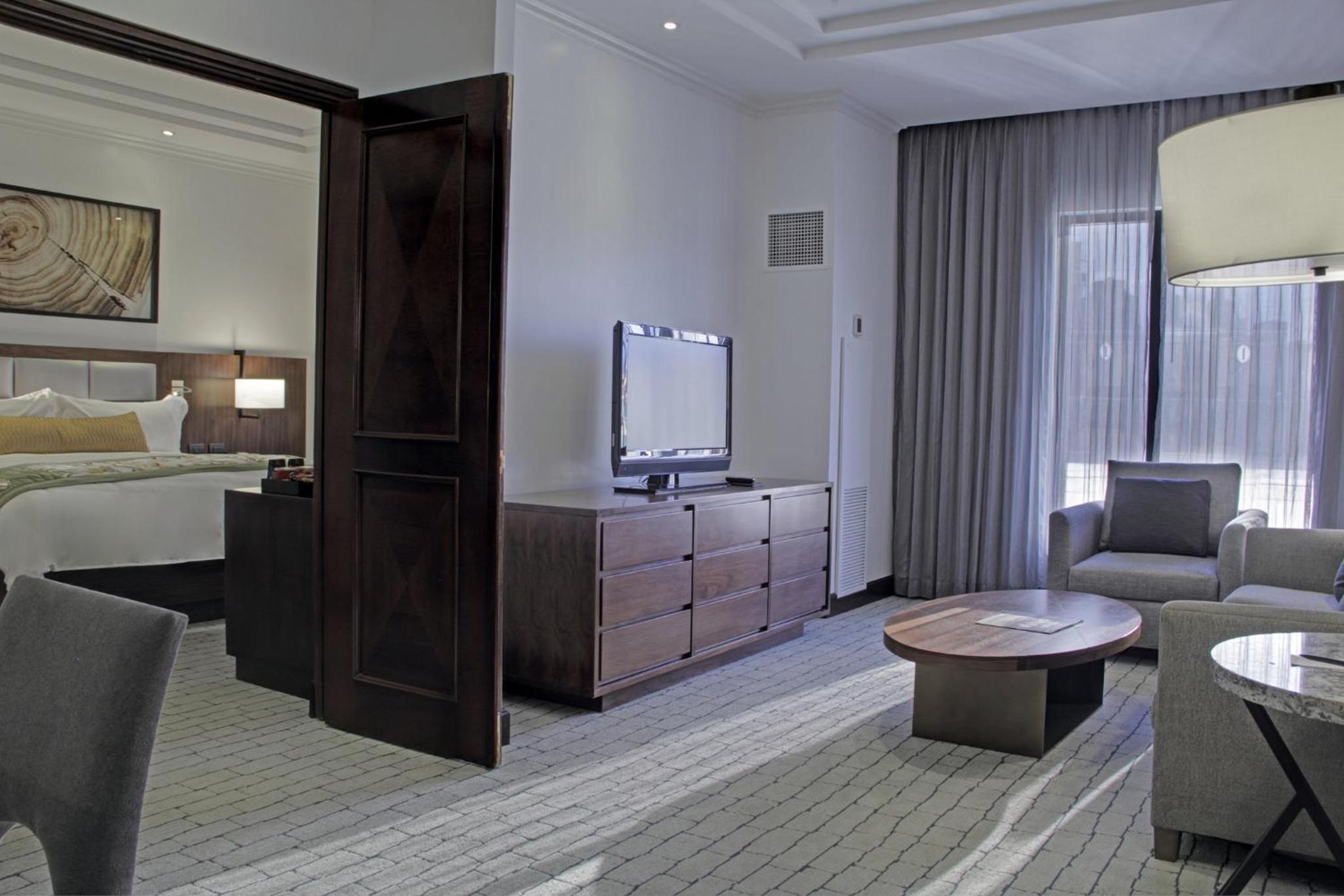 One-Bedroom King Suite with City View - High Floor - Photo 6
