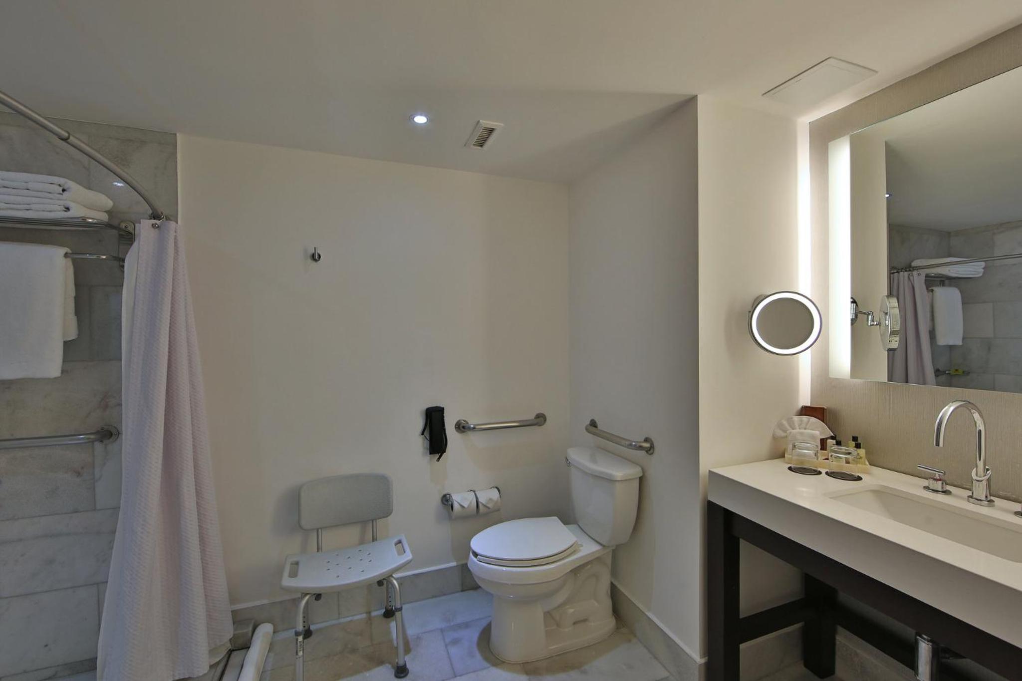 Classic King Room - Accessible photo 3