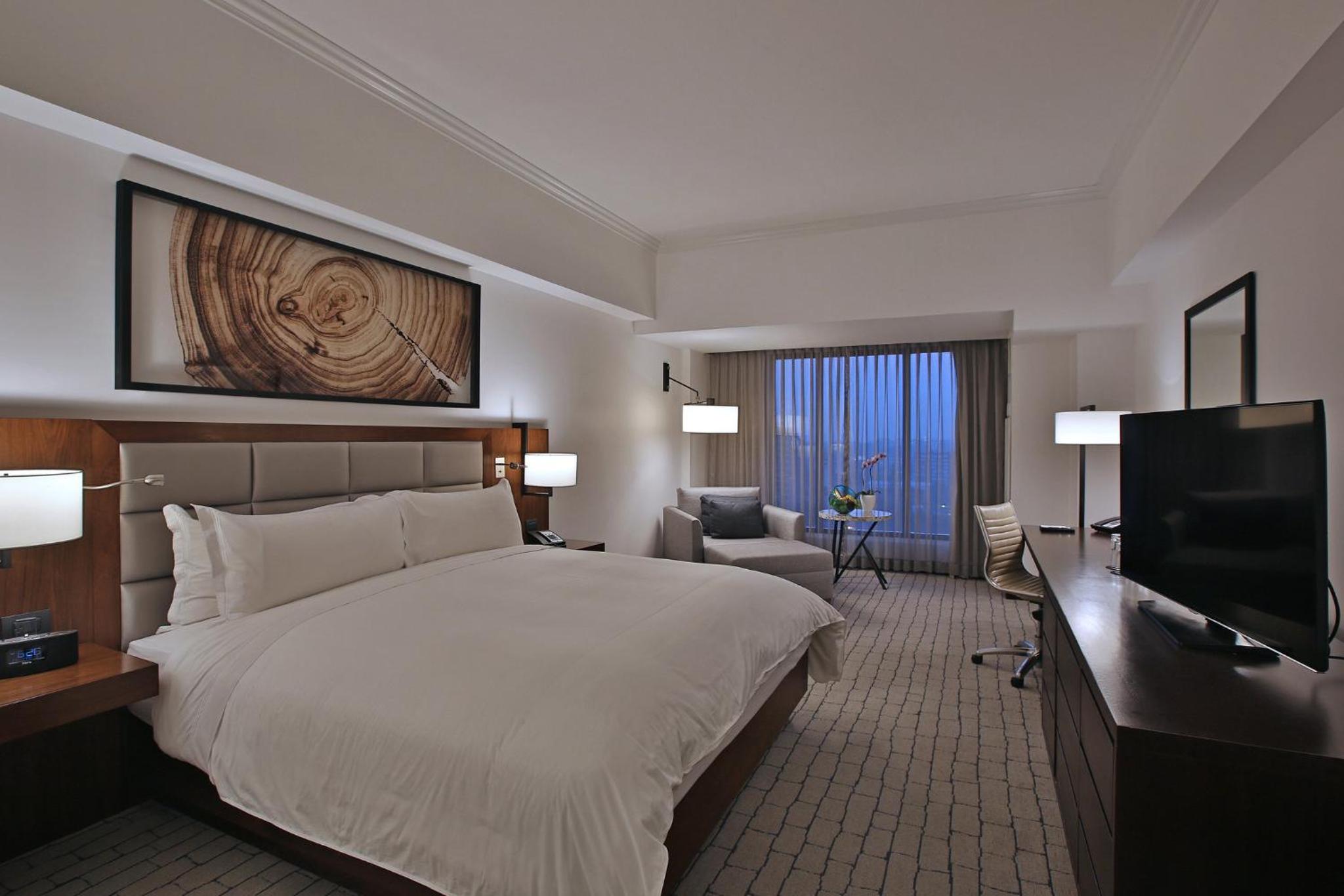 Classic King Room - Photo 13