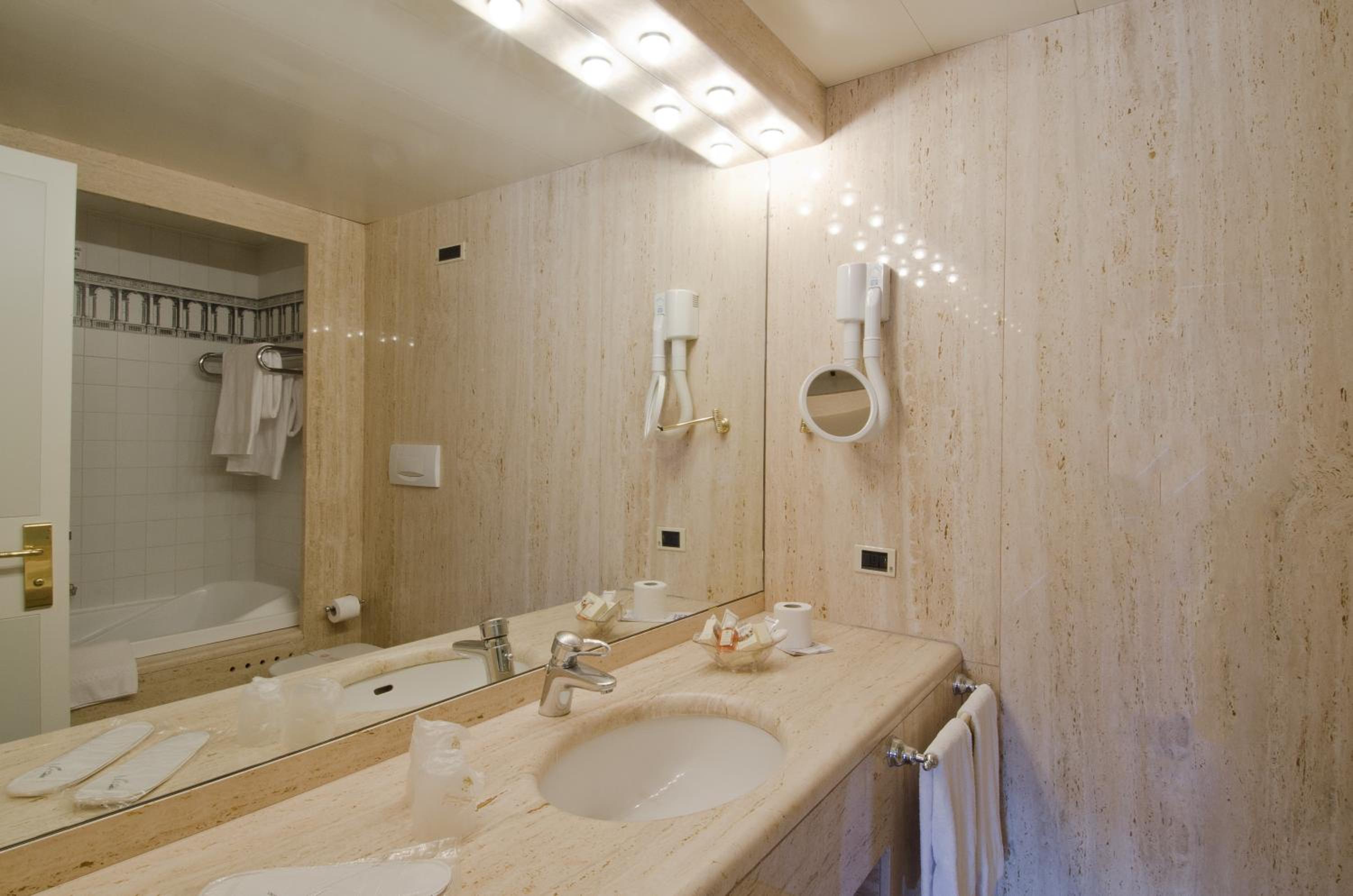 Superior Double Room - Photo 9