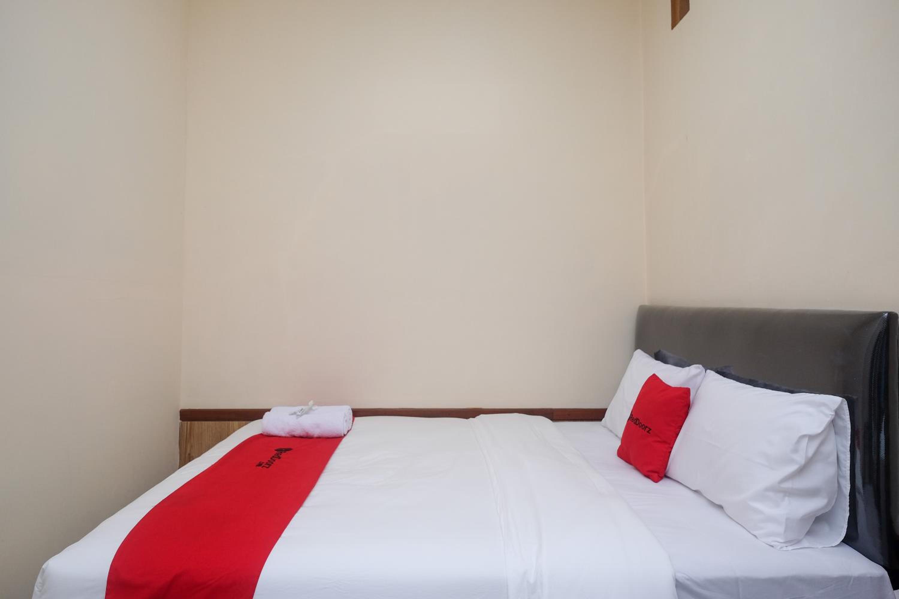 Deluxe Room - Photo 13