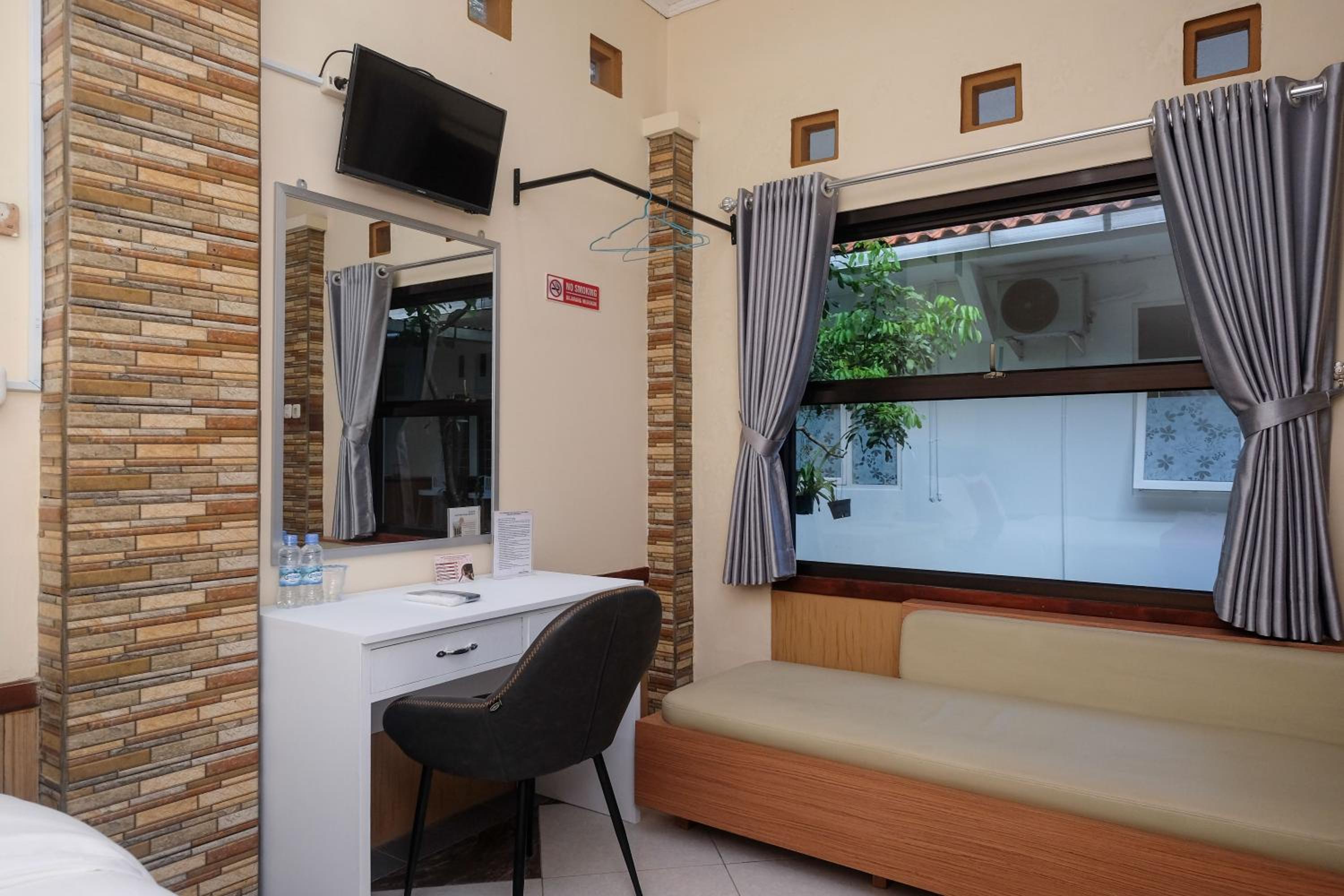 Deluxe Room - Photo 16