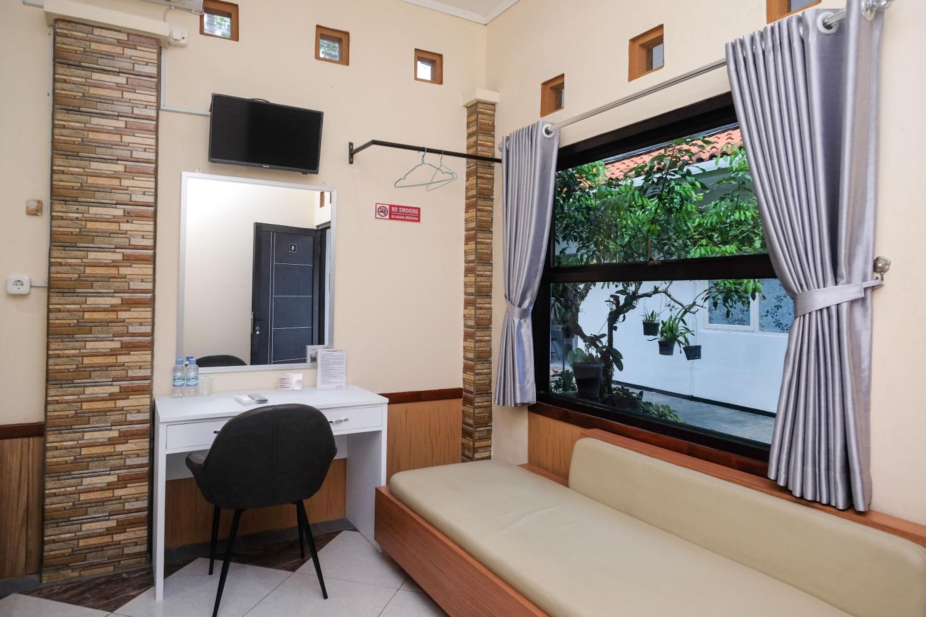 Deluxe Room - Photo 12