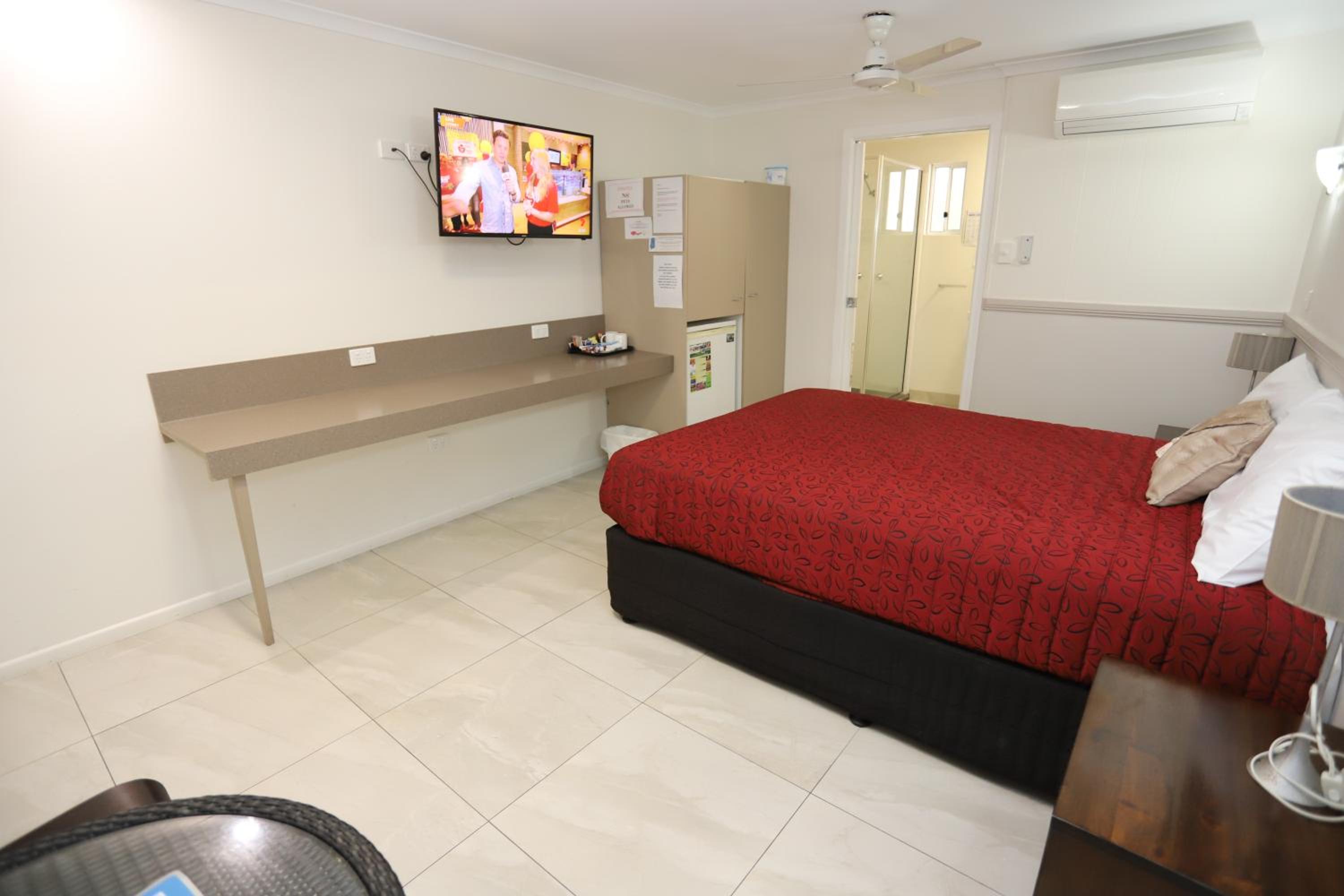 Deluxe Queen Room - Photo 8