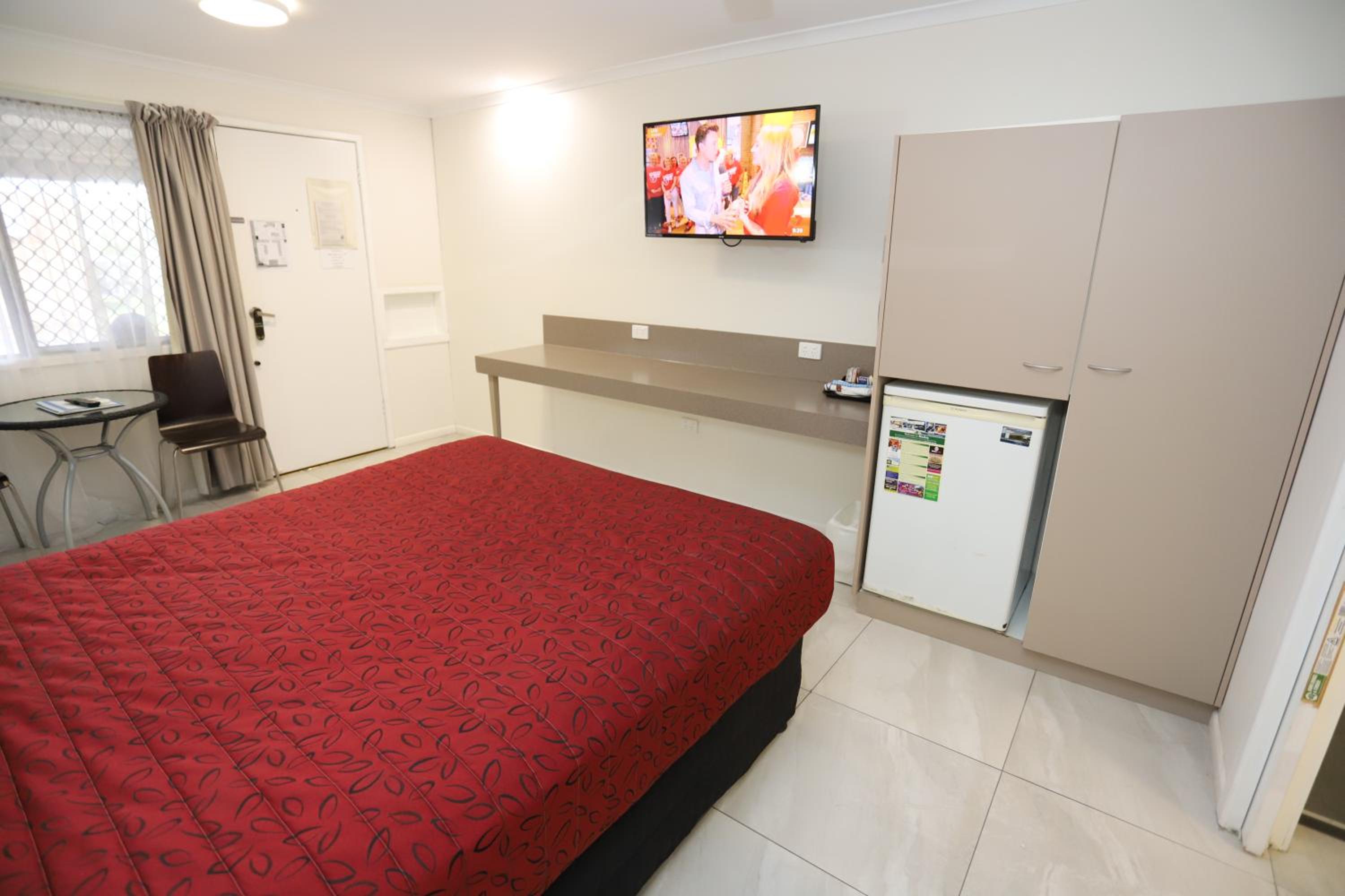 Deluxe Queen Room - Photo 10