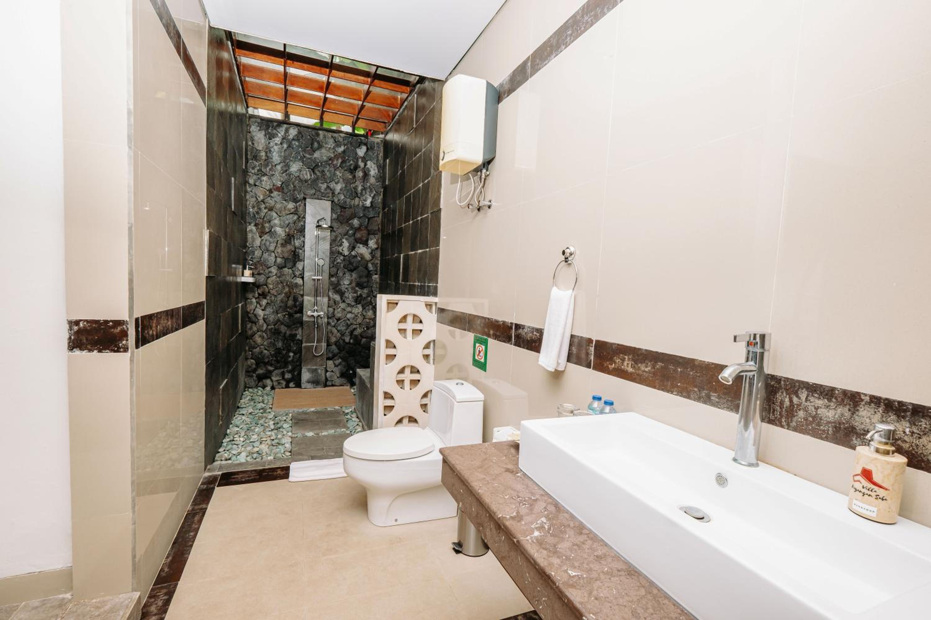 Villa with Private Pool - Photo 2