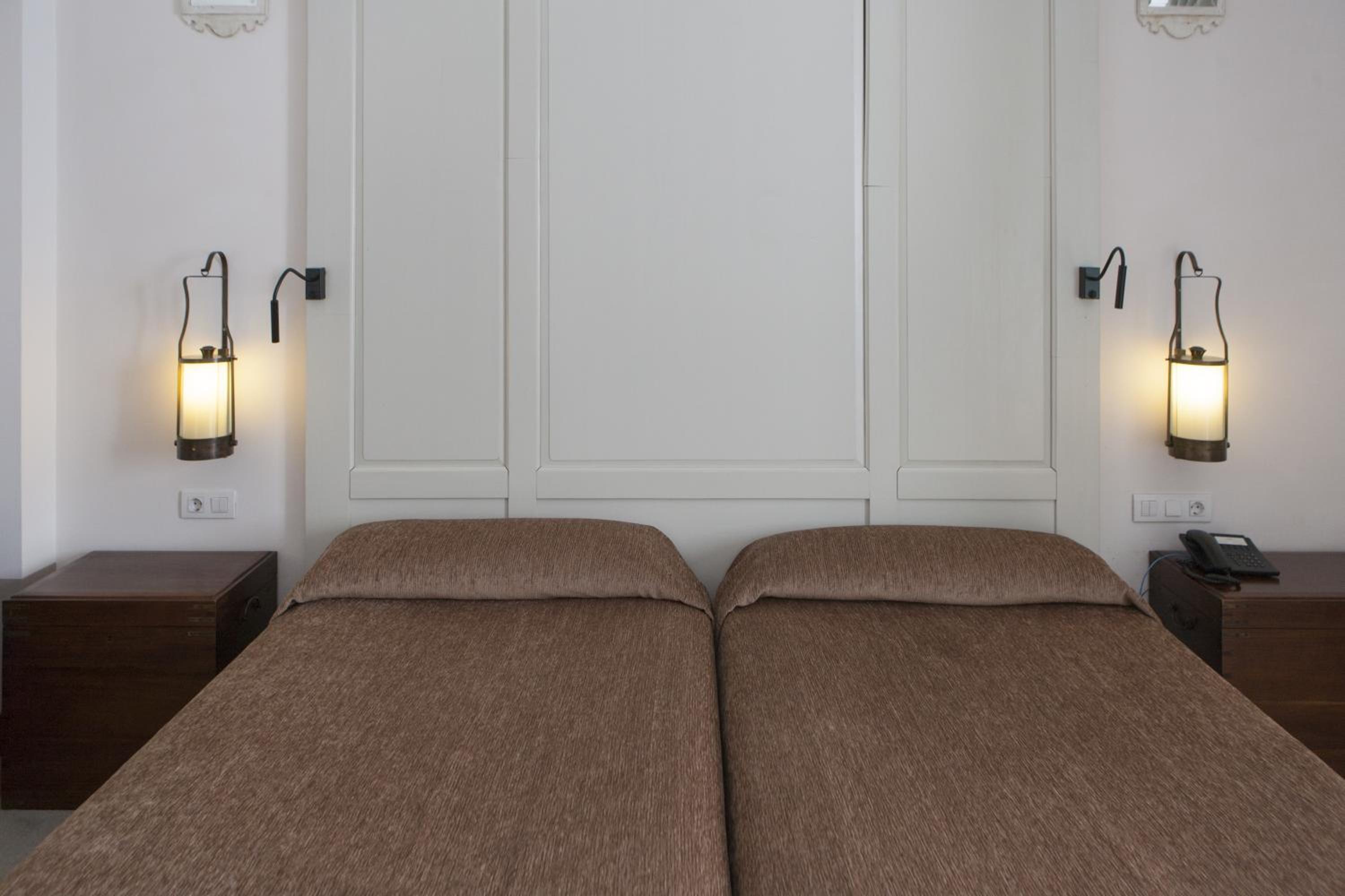 Standard Double Room (3 Adults) - Photo 4
