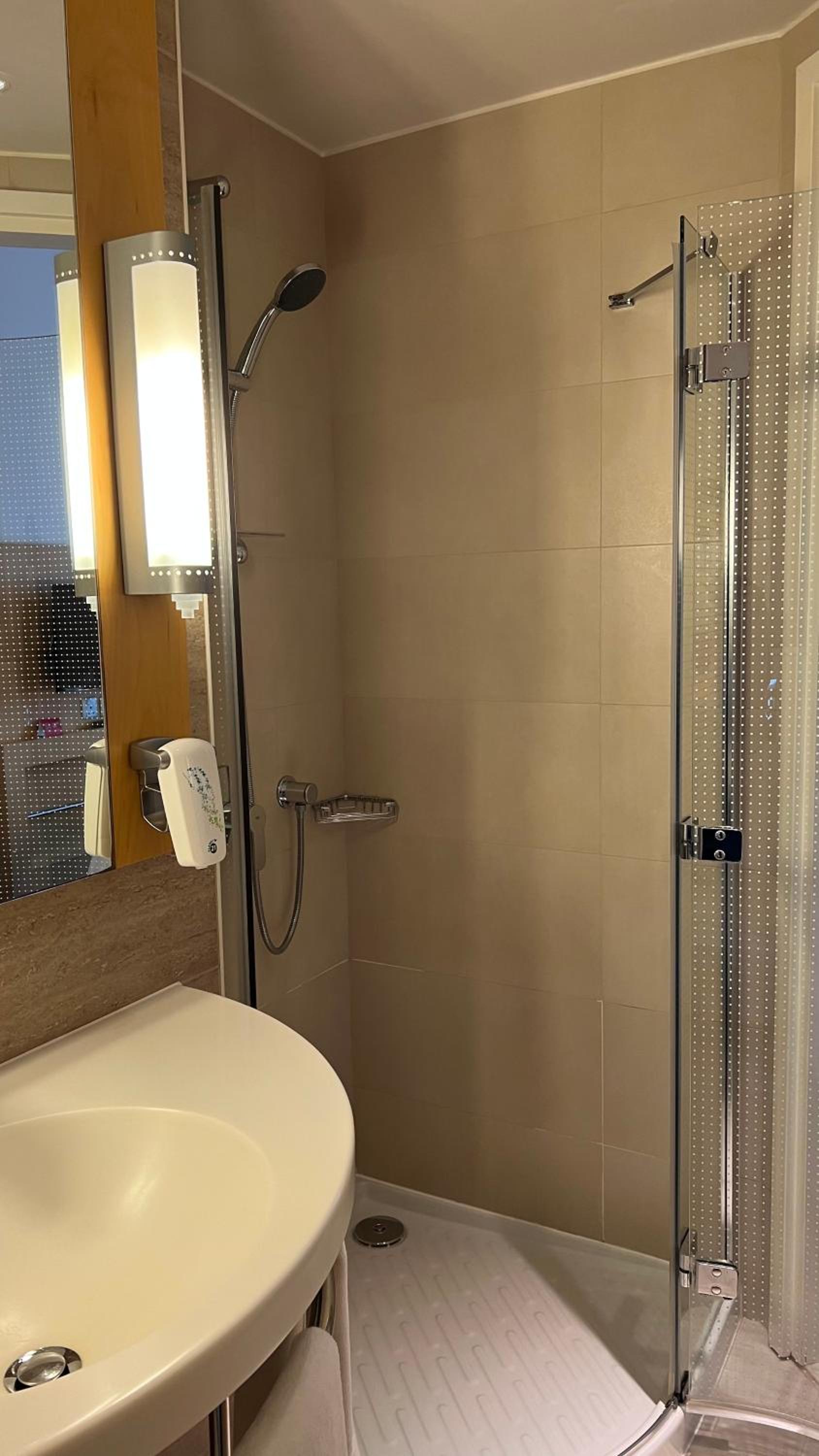 Premium Twin Room — photo 7