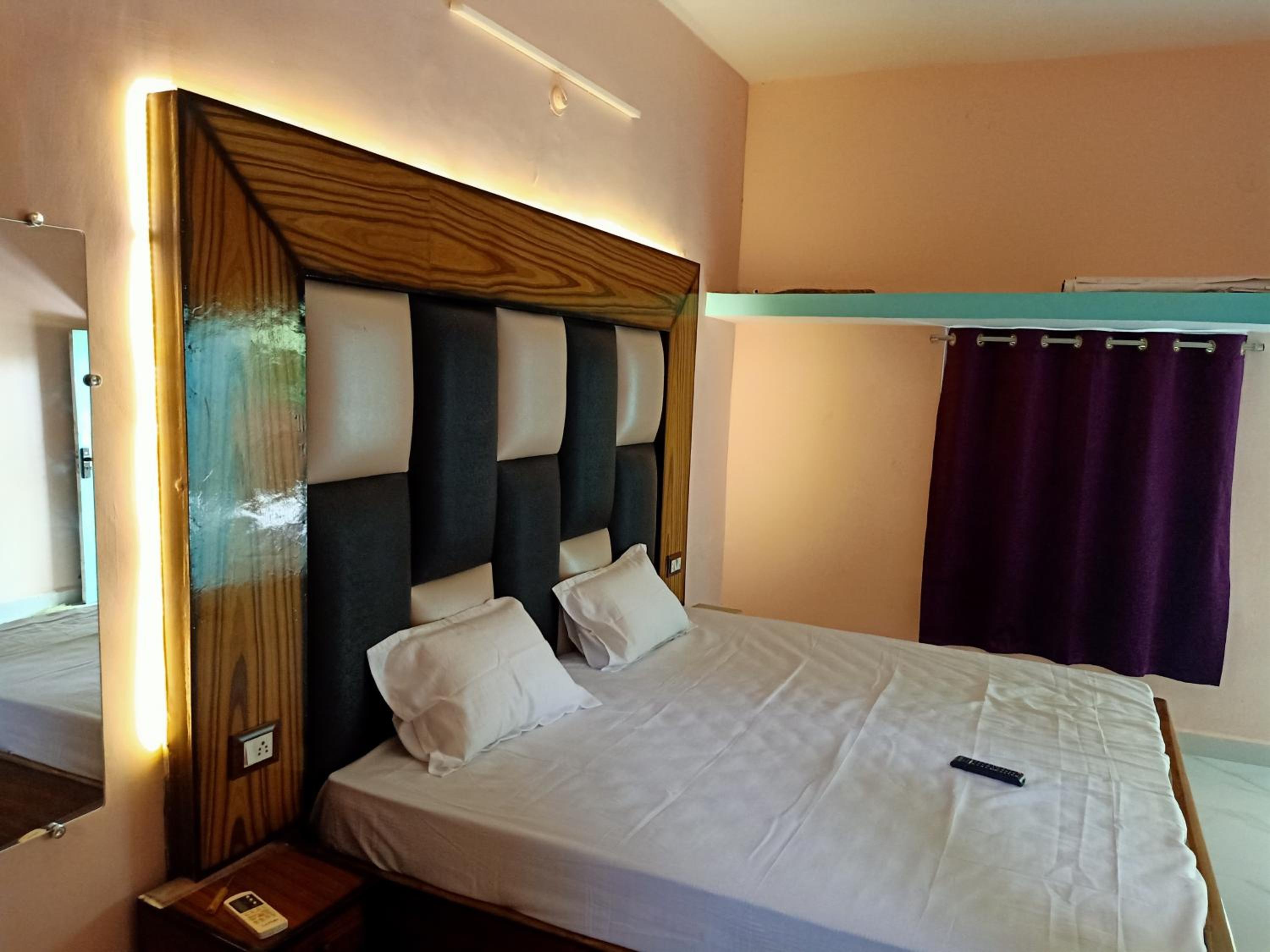 Deluxe Double Room (2 Adults + 1 Child) photo 3