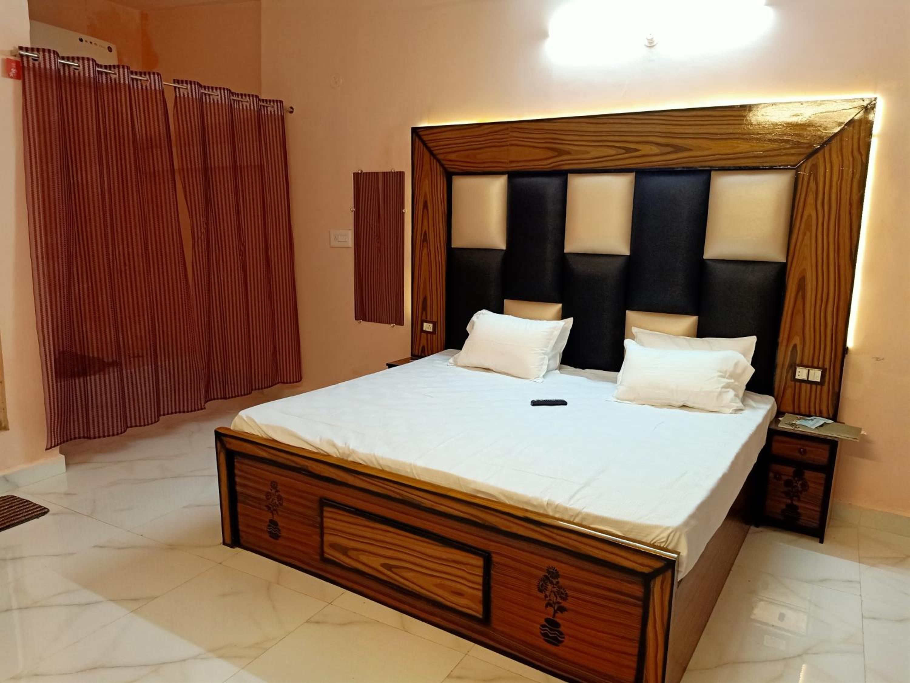 Deluxe Double Room (2 Adults + 1 Child) photo 2