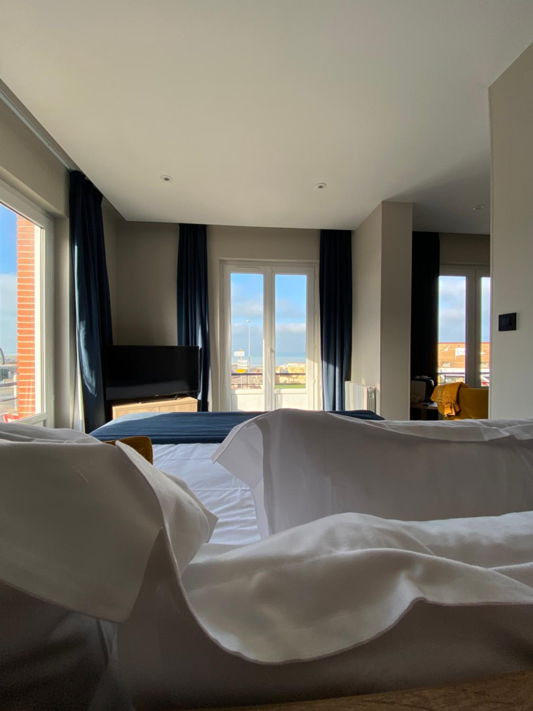 Deluxe Suite with Sea View - Photo 3