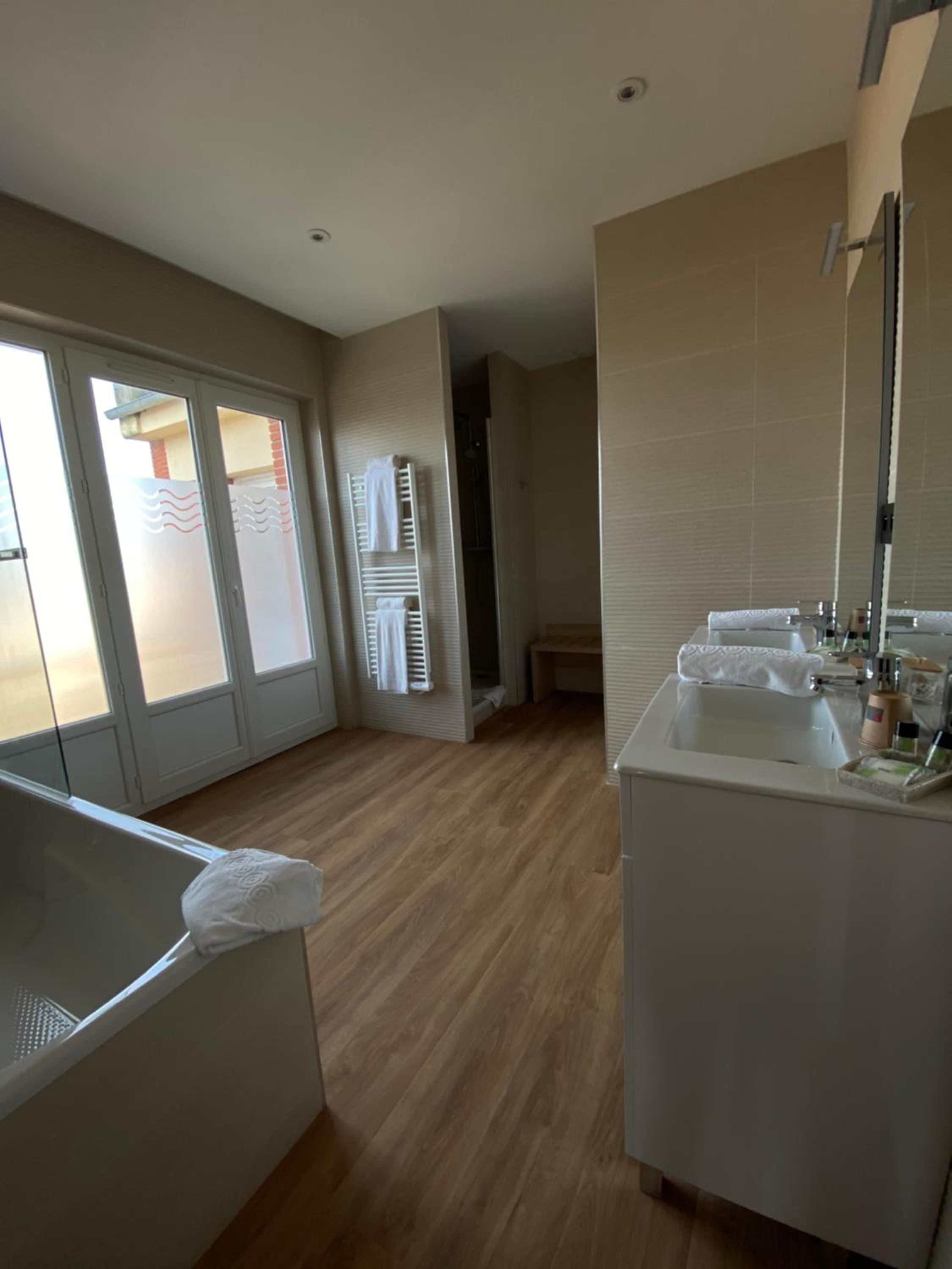 Deluxe Suite with Sea View - Photo 4