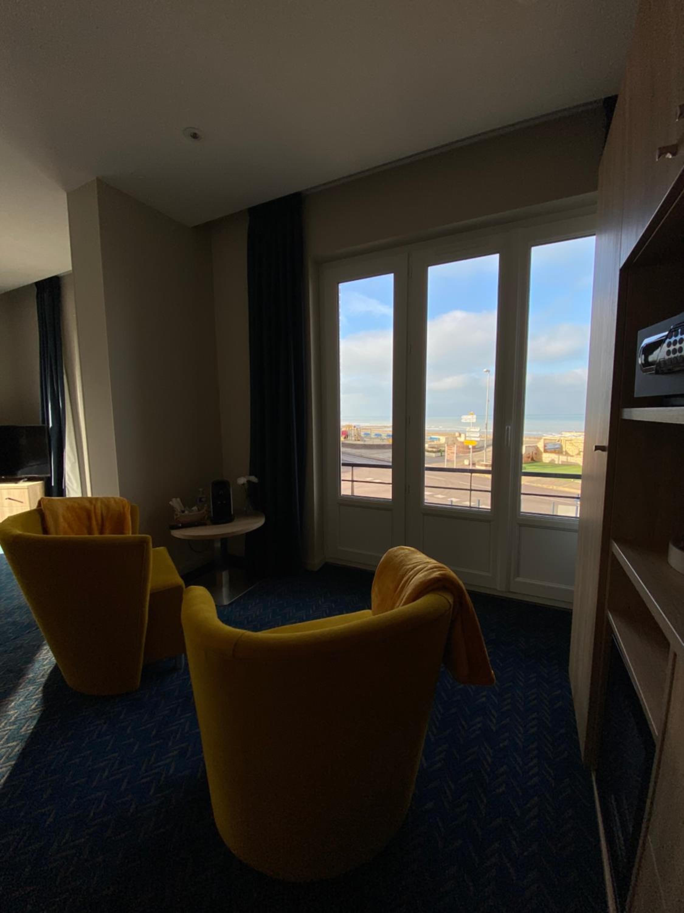 Deluxe Suite with Sea View - Photo 8