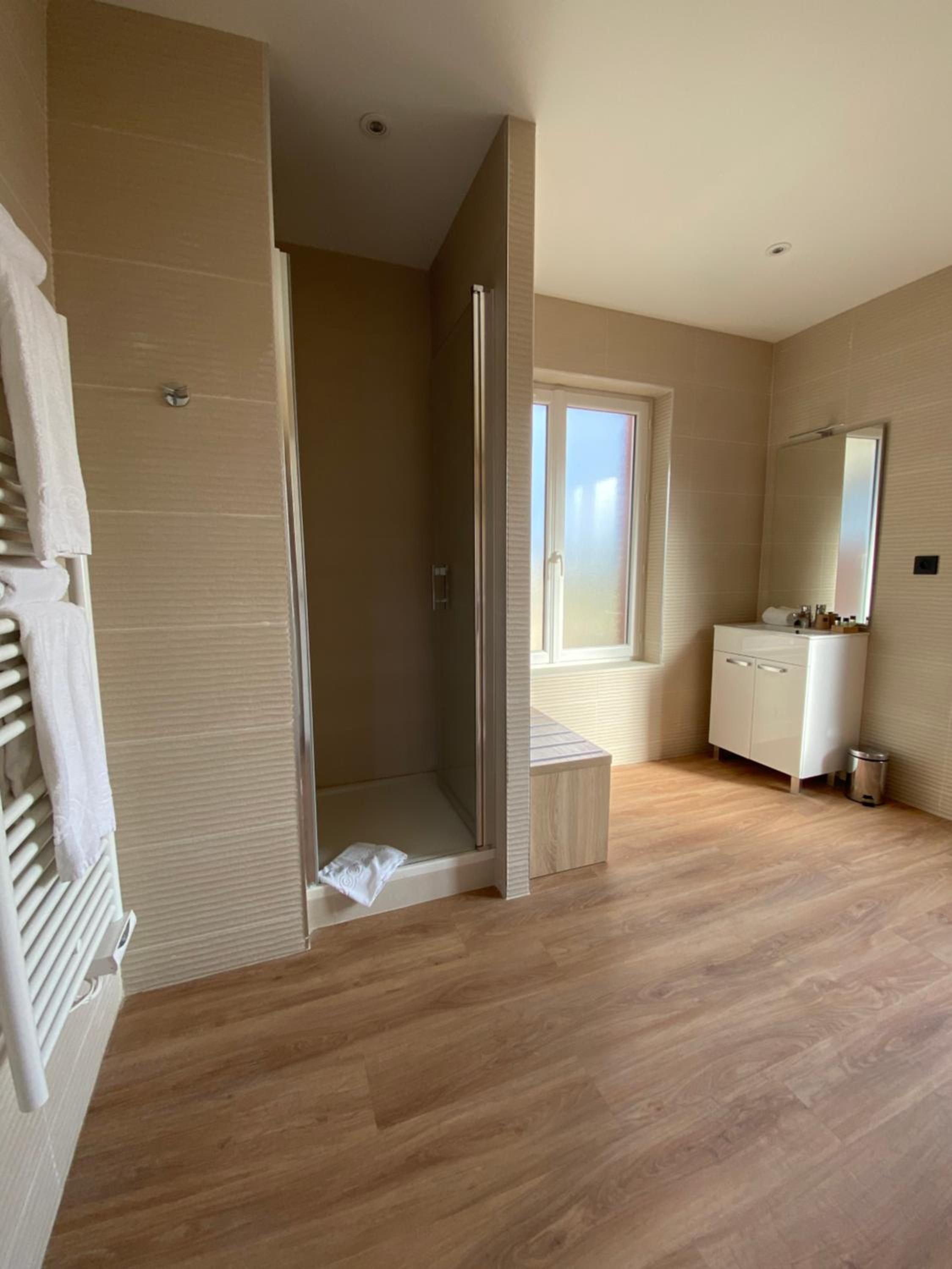 Superior Suite - Photo 8