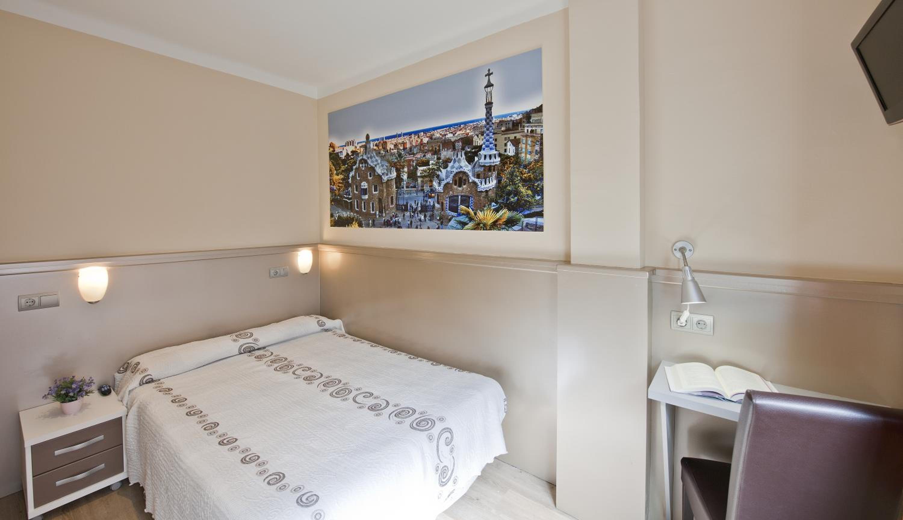 Double or Twin Room with Private Bathroom thumbnail 5