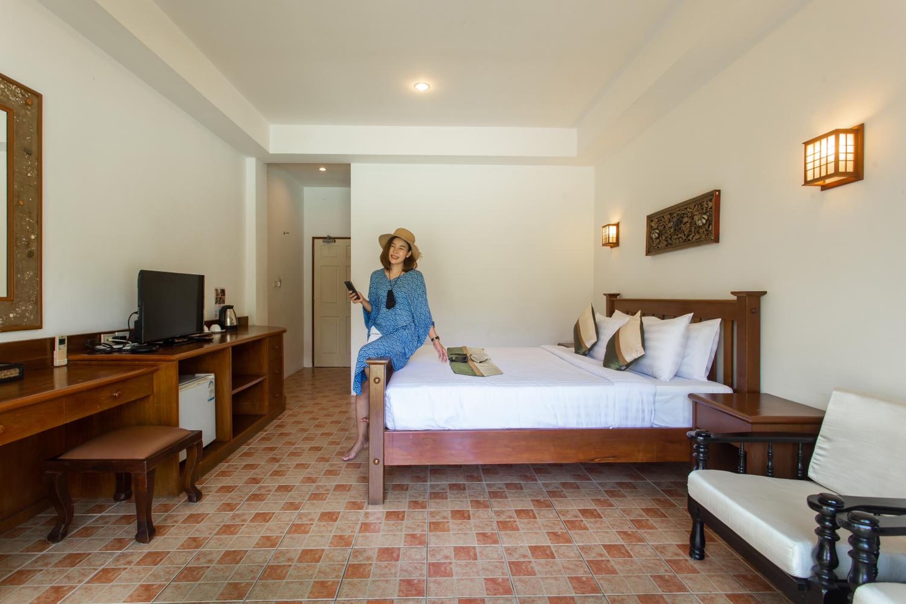 Deluxe Double Room with Pool Access - Photo 4