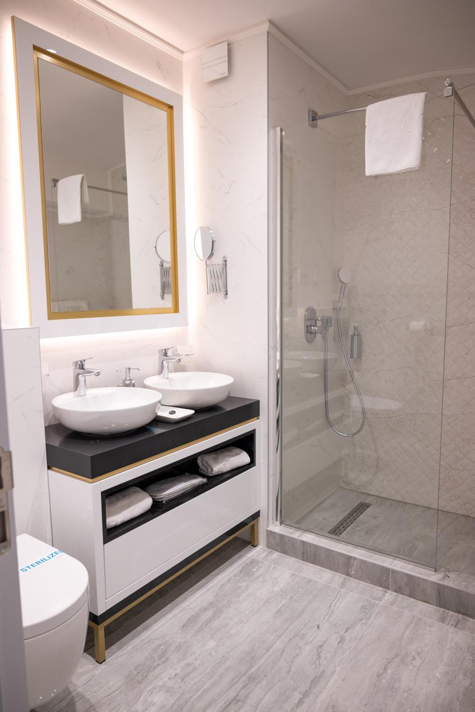 Deluxe Double Room with Balcony photo 3