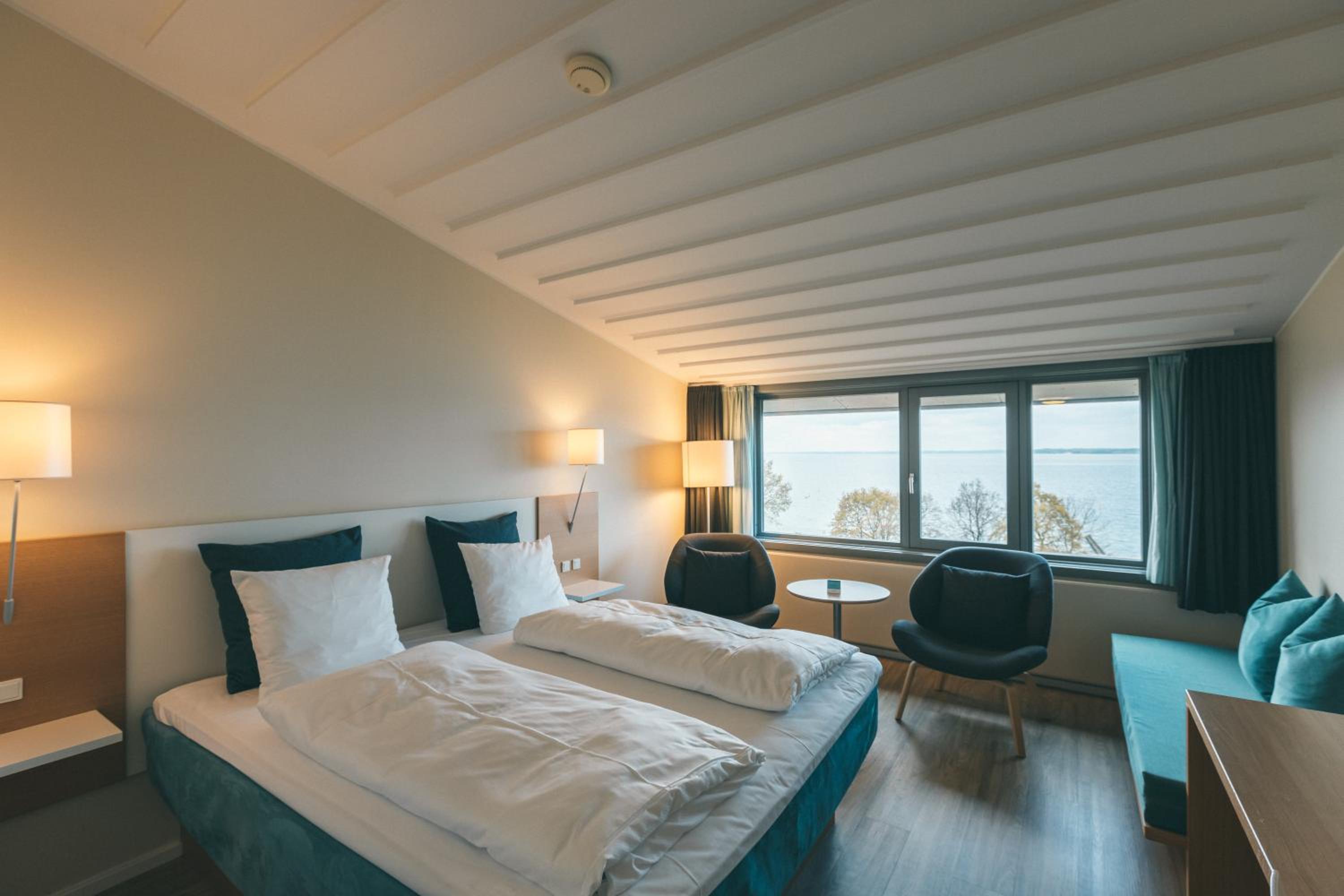 Deluxe King Room - Photo 8
