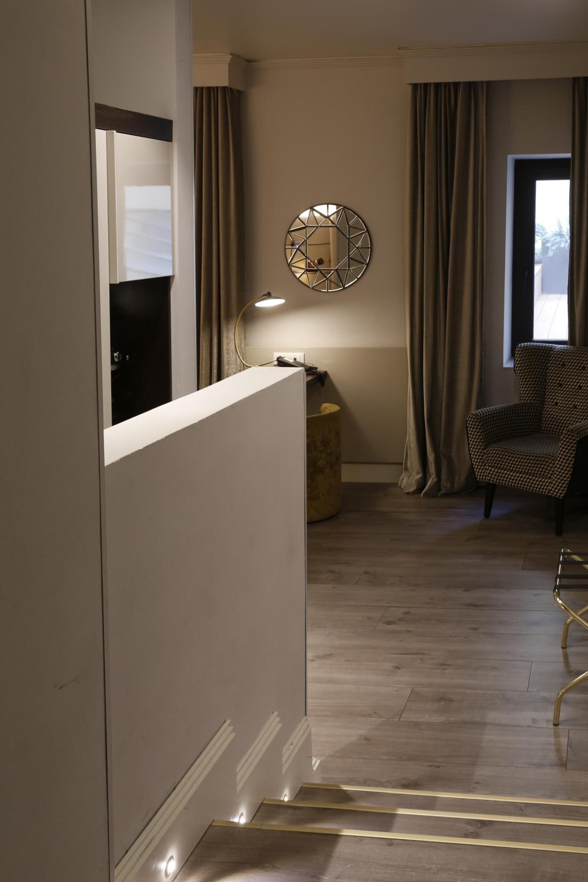 Junior King Suite with Sofa Bed - Photo 4