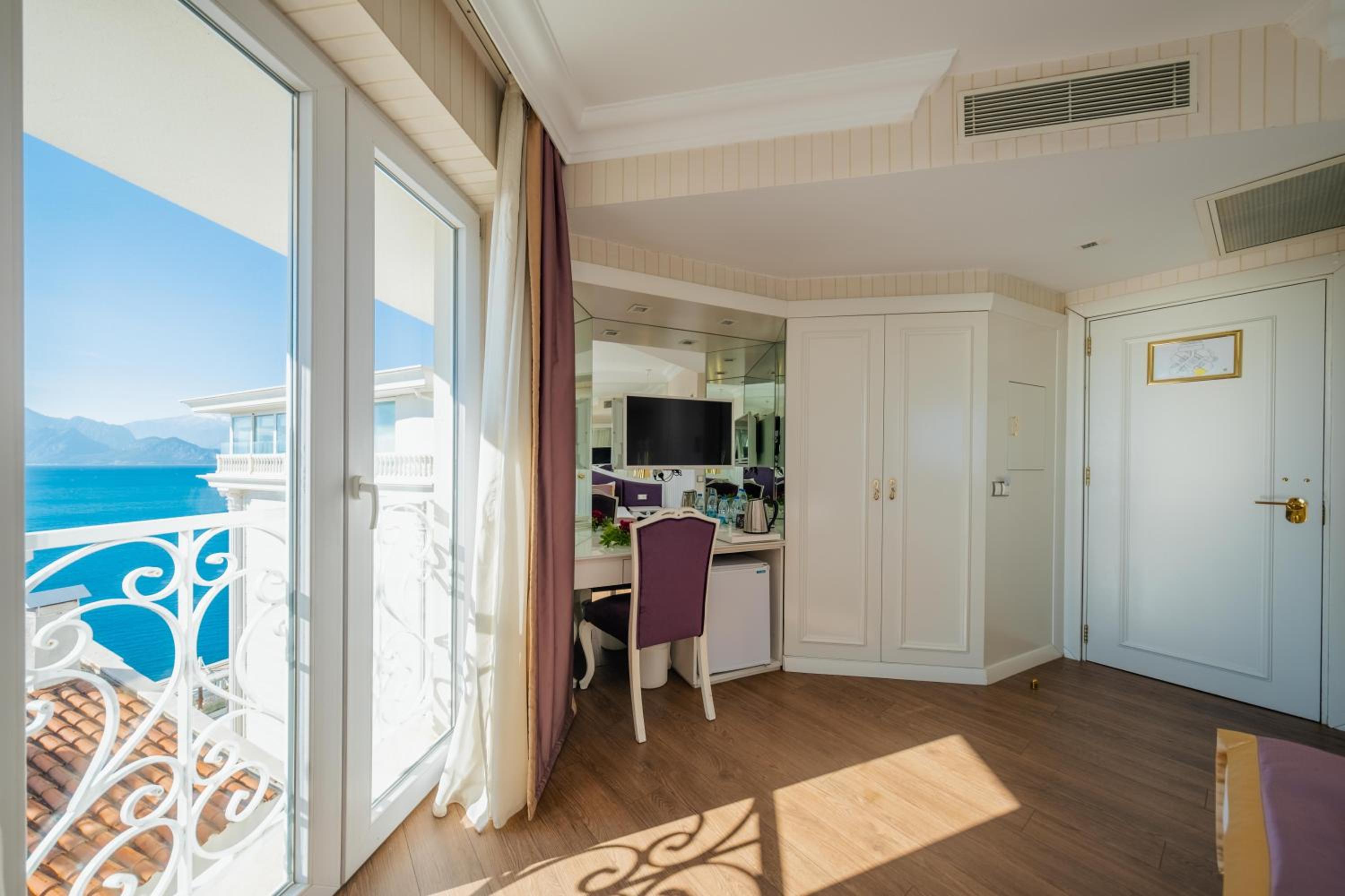 Standard Room  Side Sea View thumbnail 6